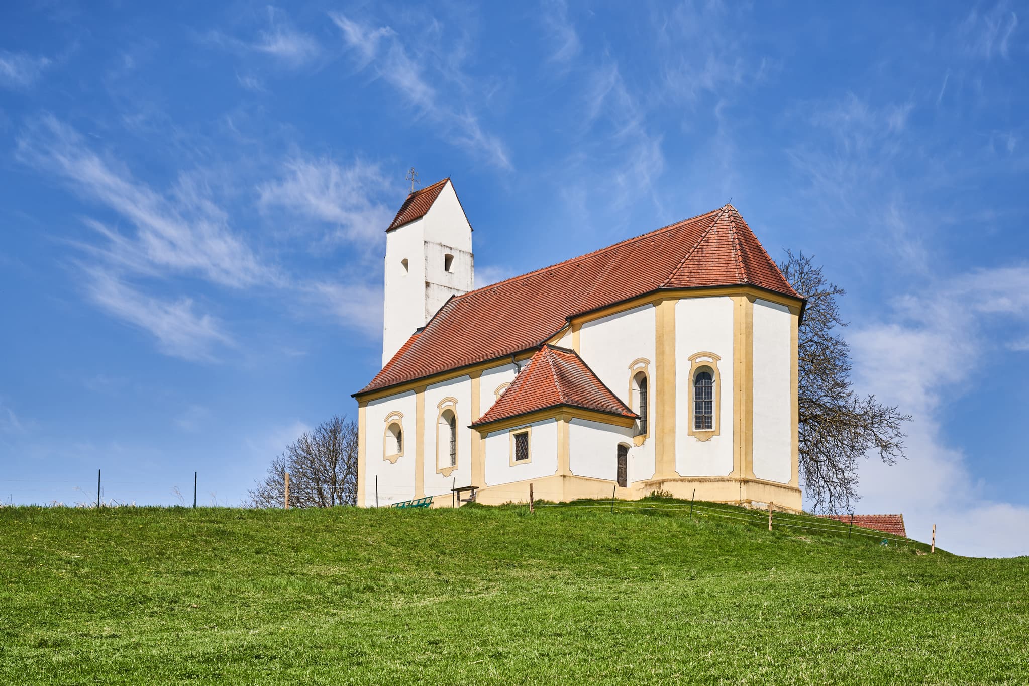 Malerische Kirche Sankt Pankratius in Mettenheim, Landkreis Mühldorf am Inn, Oberbayern, Deutschland. Ein idyllisches Gotteshaus in der Region Inn-Salzach.
