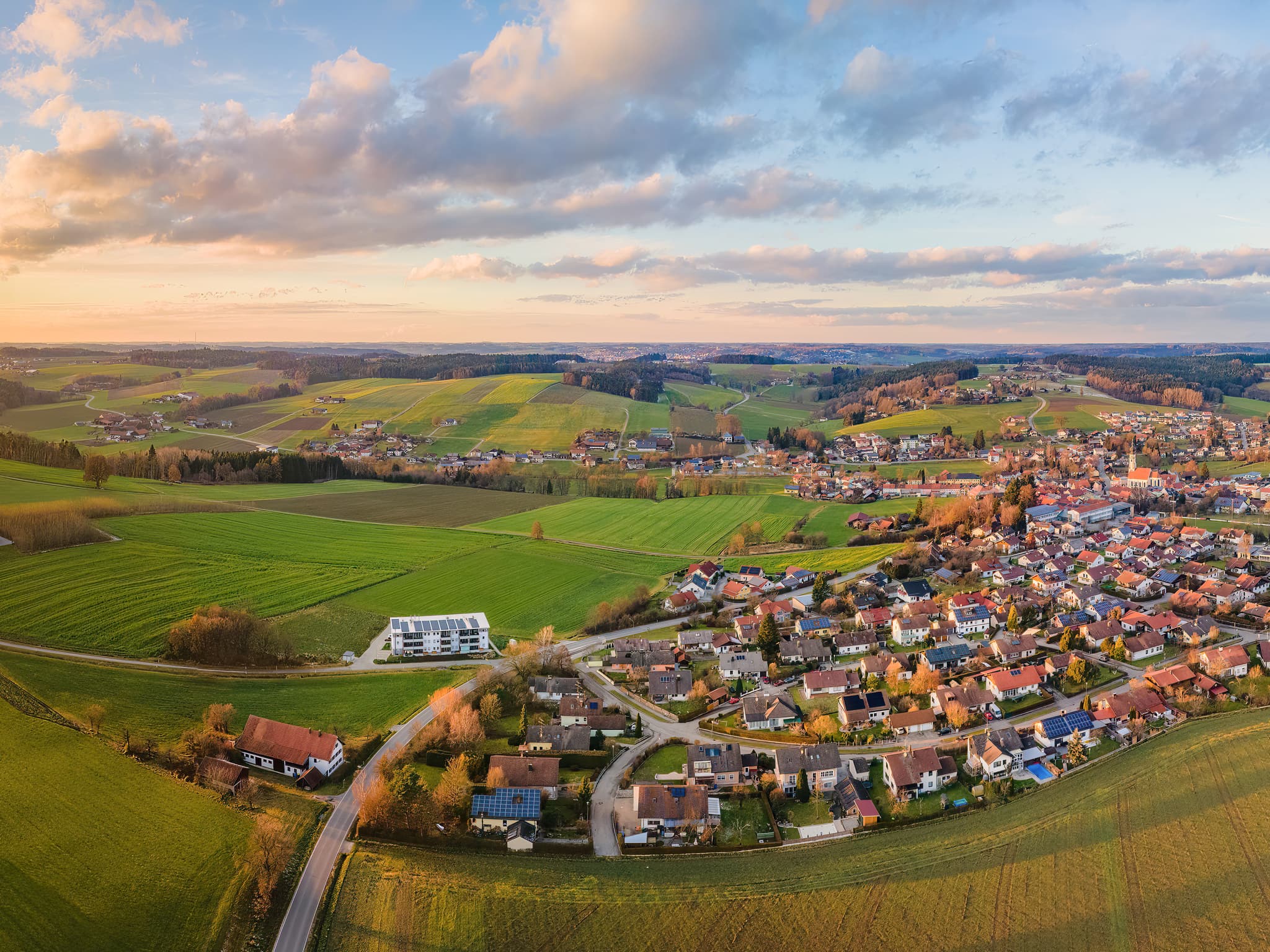 Luftaufnahme von Triftern, einer Gemeinde im Landkreis Rottal-Inn, Niederbayern, Region Holzland, Bäderdrieck, Bayern, Deutschland.