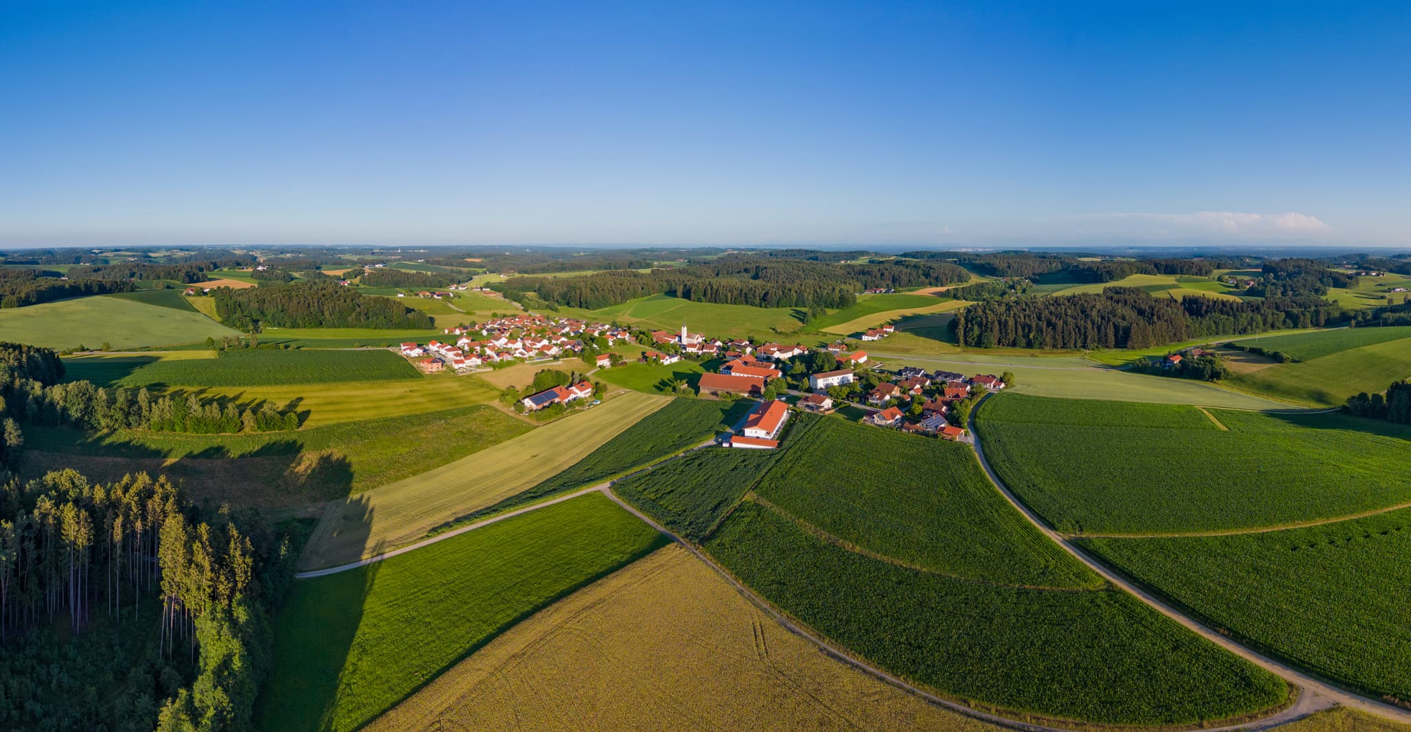 Luftbild im Juni 2022, Erlbach, Lkr. Altötting, Oberbayern