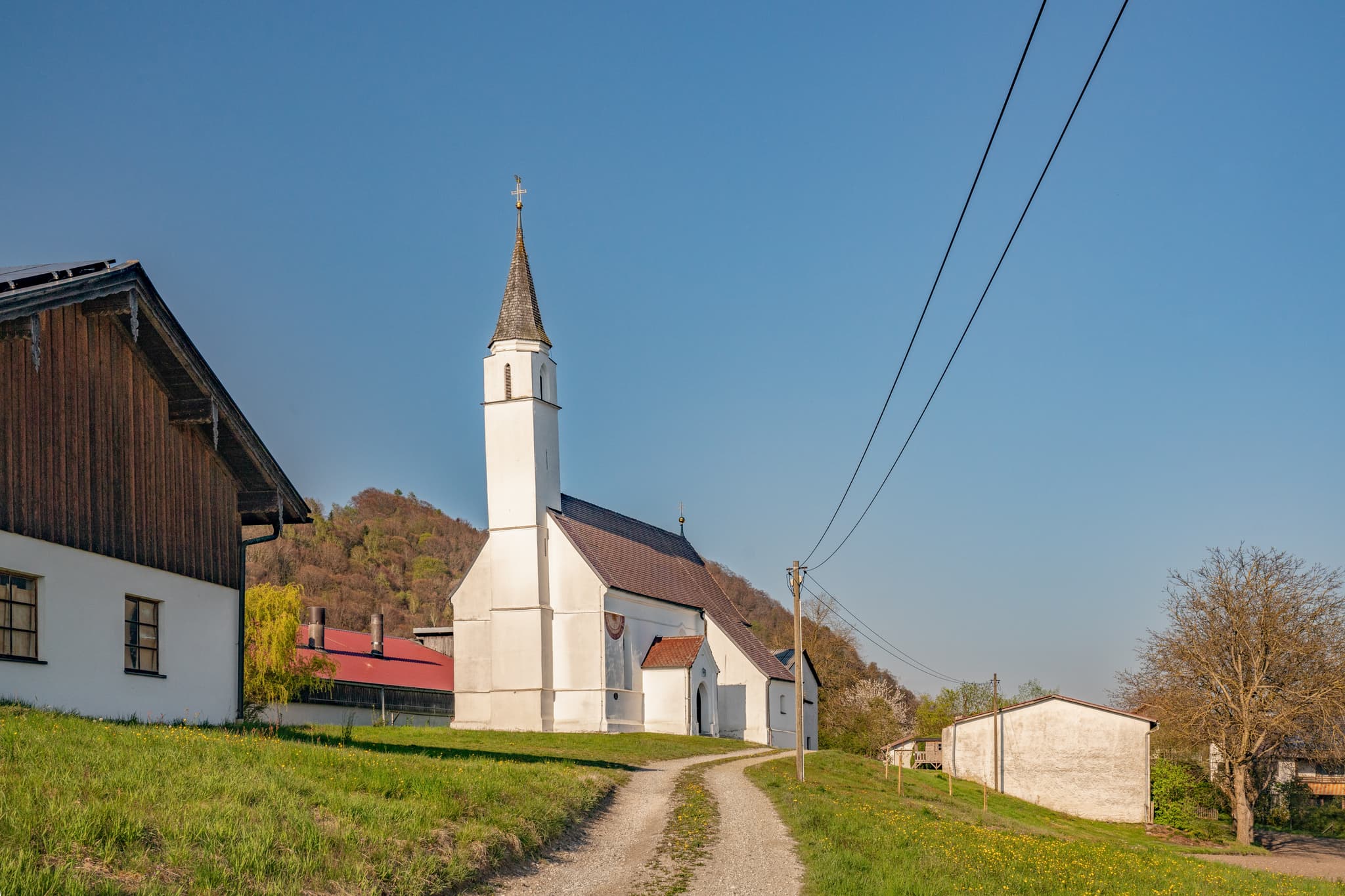 Weg zur Kirche St. Andreas in Niederperach, Perach, Altötting. Landschaft im Landkreis Altötting, Oberbayern, Region Inn-Salzach, Deutschland.