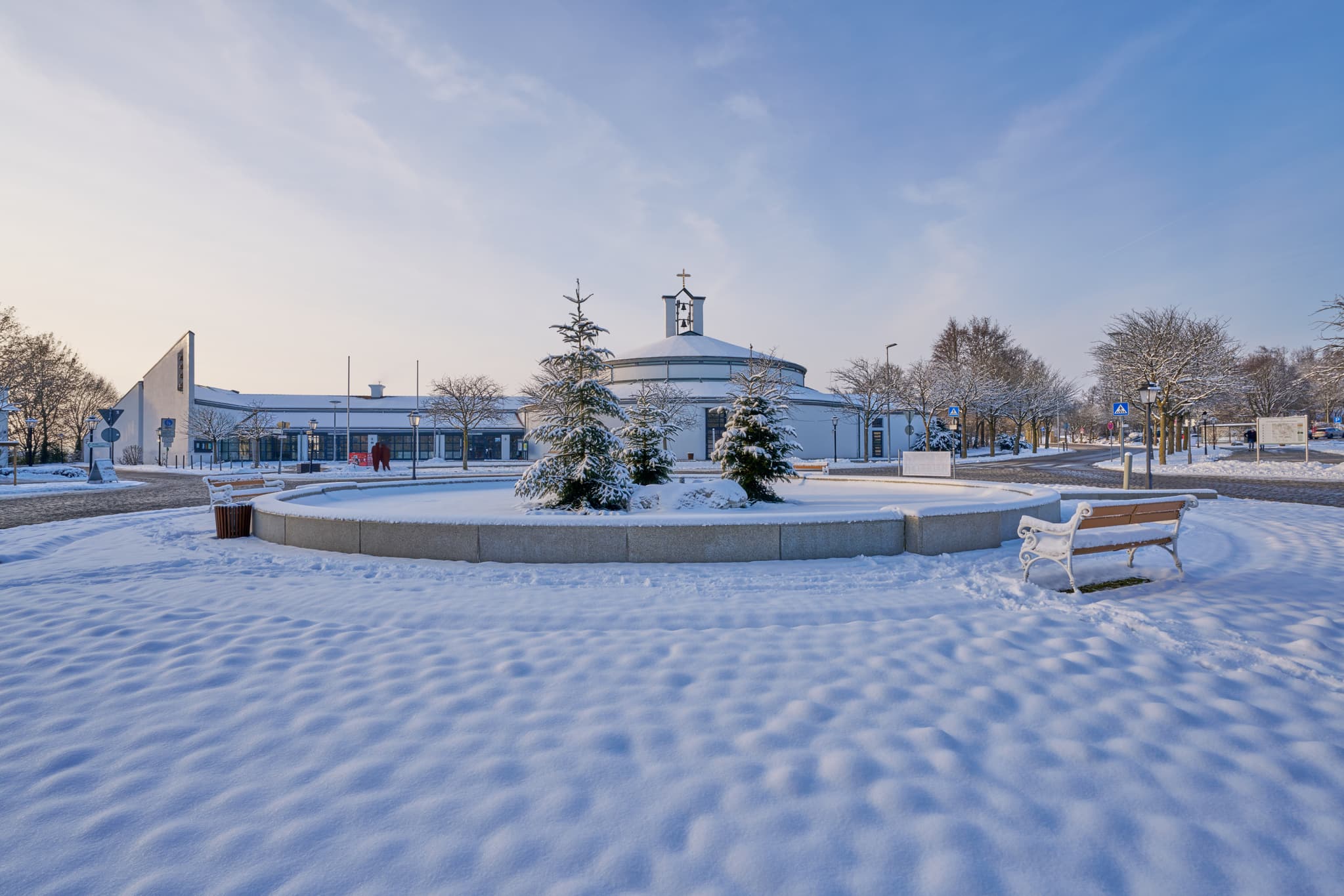 Winteransicht des Therme Kreisverkehrs in Bad Griesbach, Landkreis Passau, Niederbayern. Die verschneite Landschaft des Donau-Waldes in Deutschland.