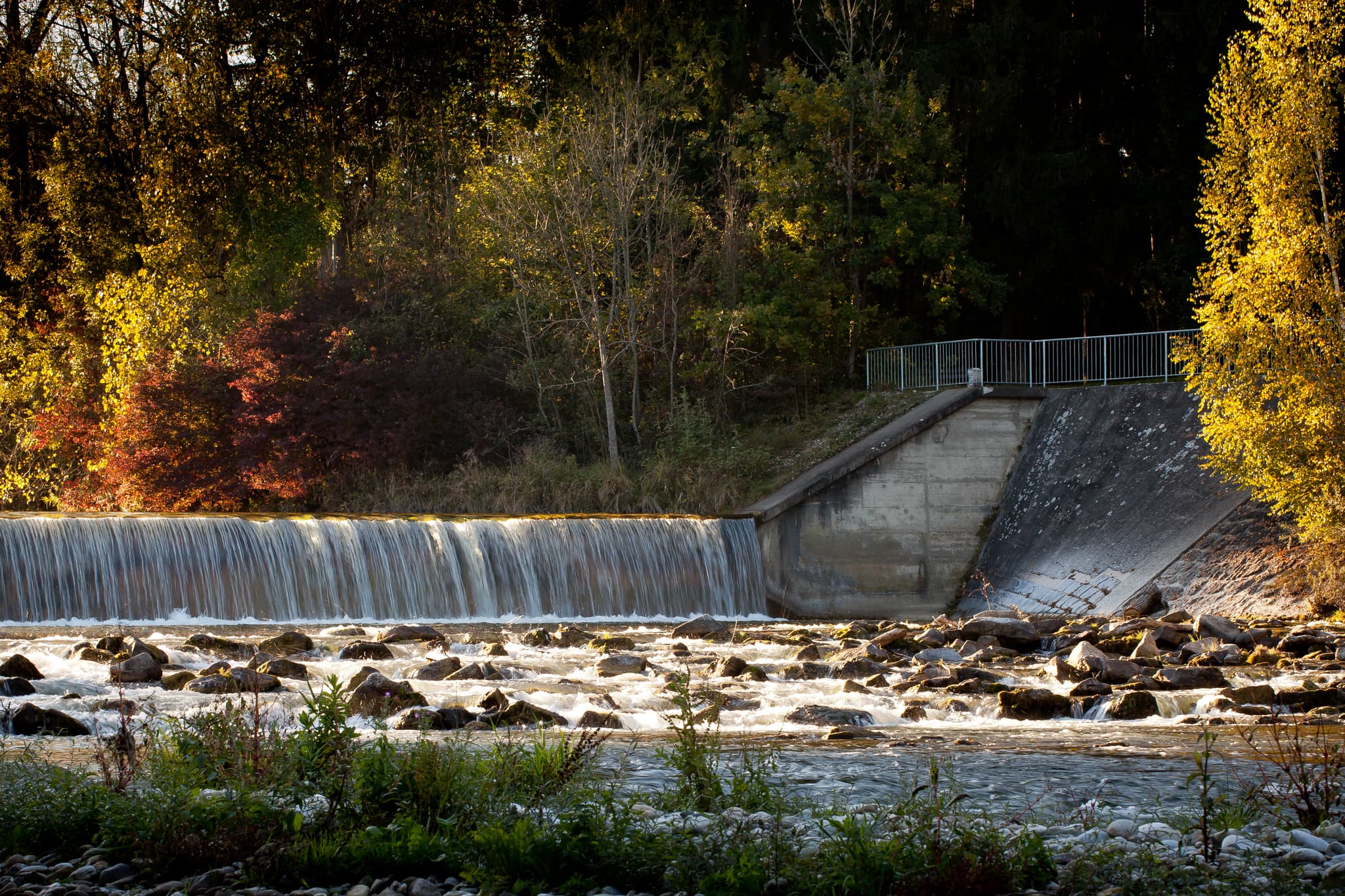 Der untere Wasserfall an der Alz in Garching, Altötting, Oberbayern, Deutschland. Malerische Flusslandschaft der Region Inn-Salzach mit üppiger Natur.