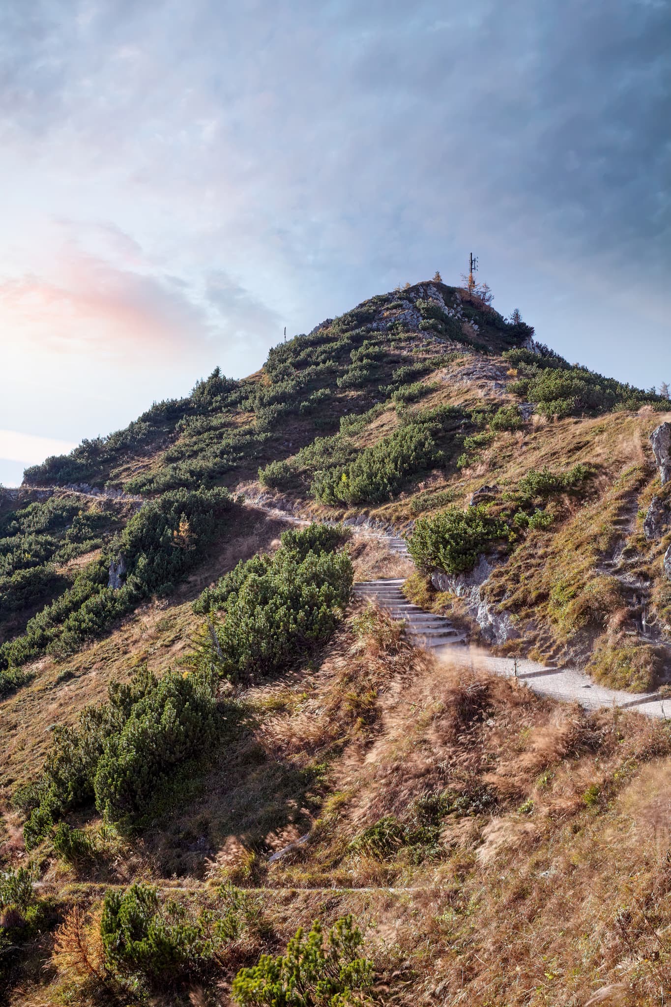 Berglandschaft am Jenner Gipfel, Schönau, Berchtesgadener Land, Oberbayern, Deutschland. Der Wanderweg führt durch die Berchtesgadener Alpen.