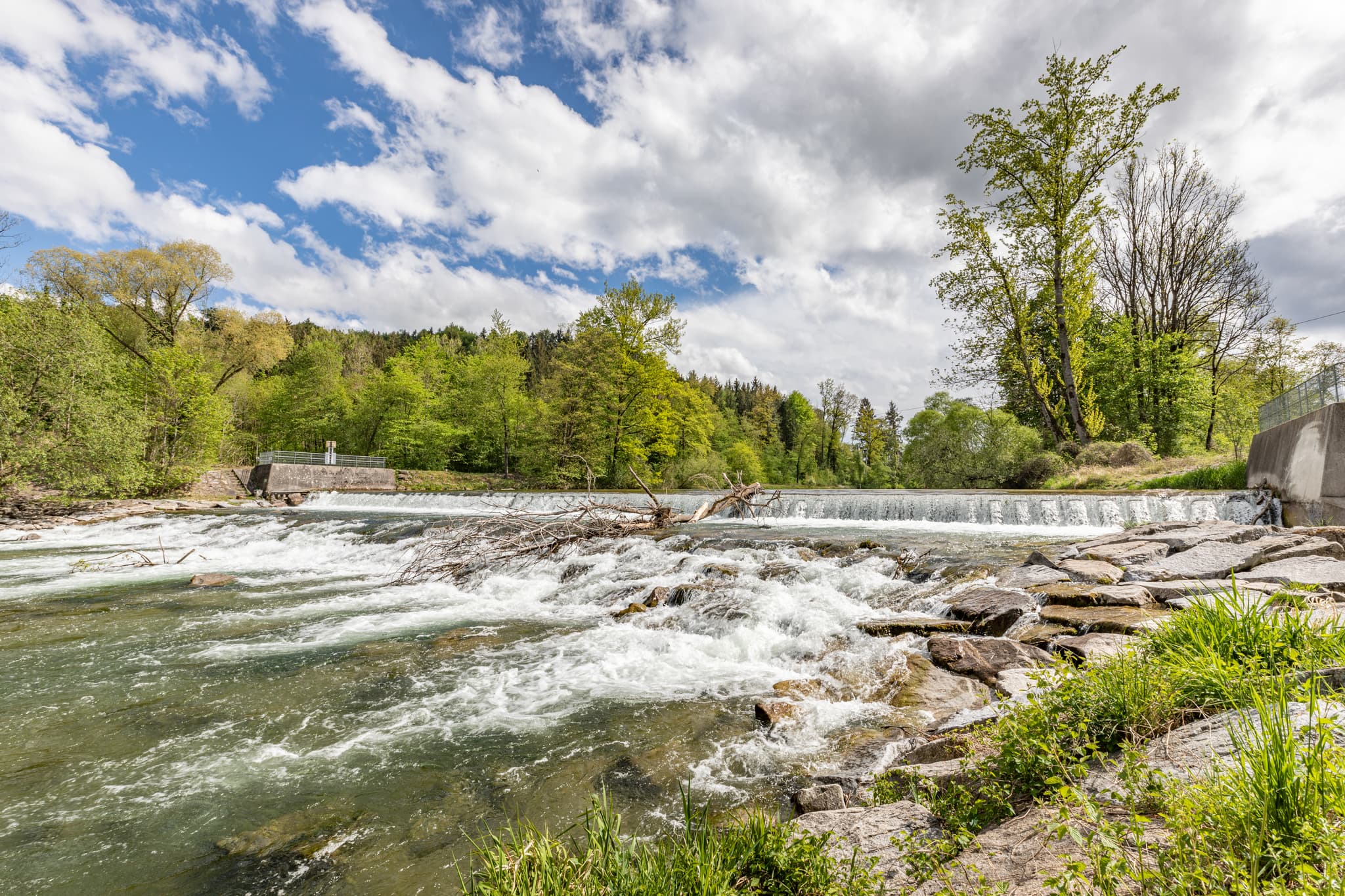 Wasserfall der Alz in Garching, Landkreis Altötting, Oberbayern. Flusslandschaft der Region Inn-Salzach, Deutschland.