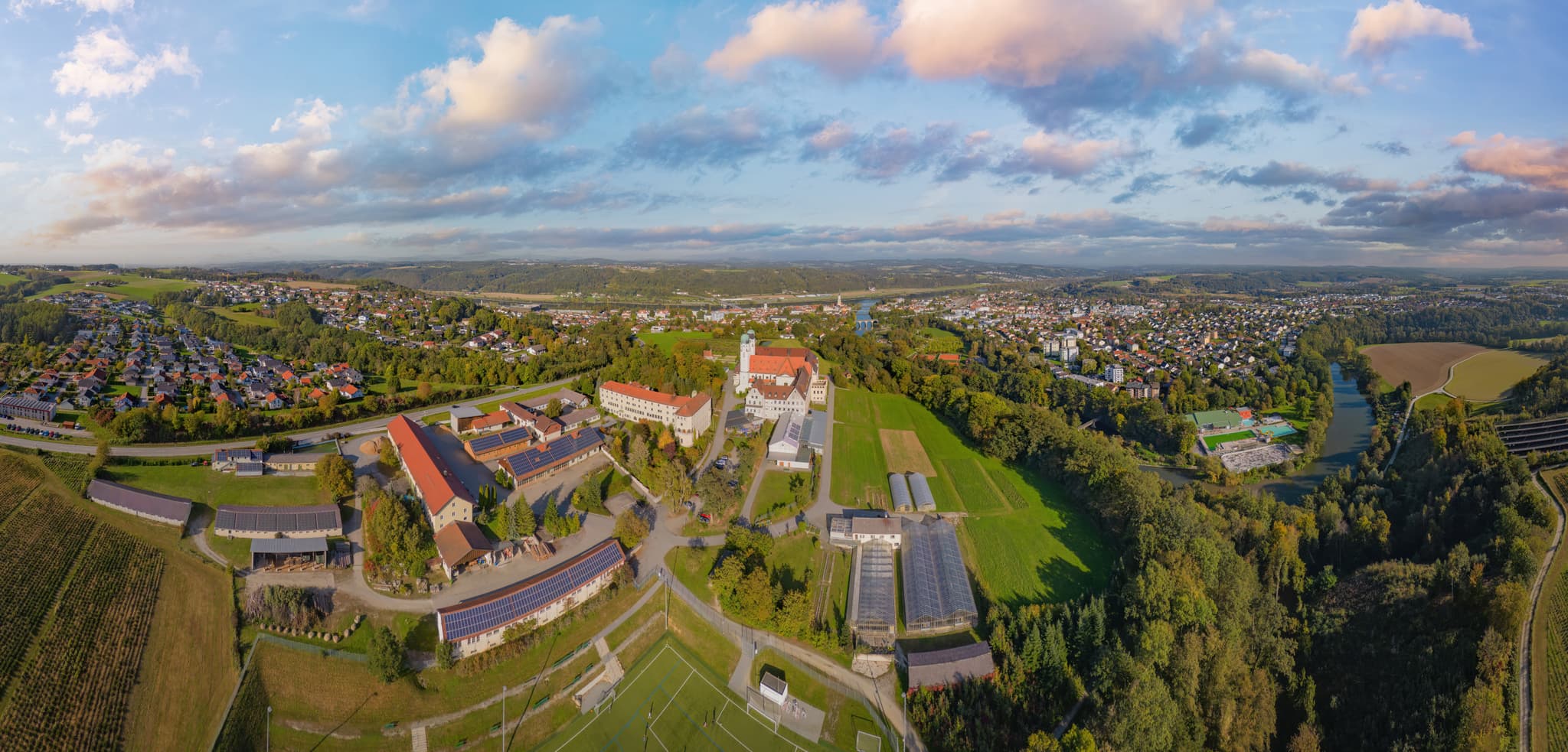 Panoramablick Abtei Schweiklberg, Vislhofen, Landkreis Passau, Niederbayern, Deutschland. Landschaft Donau-Wald mit Feldern und Ausblick.