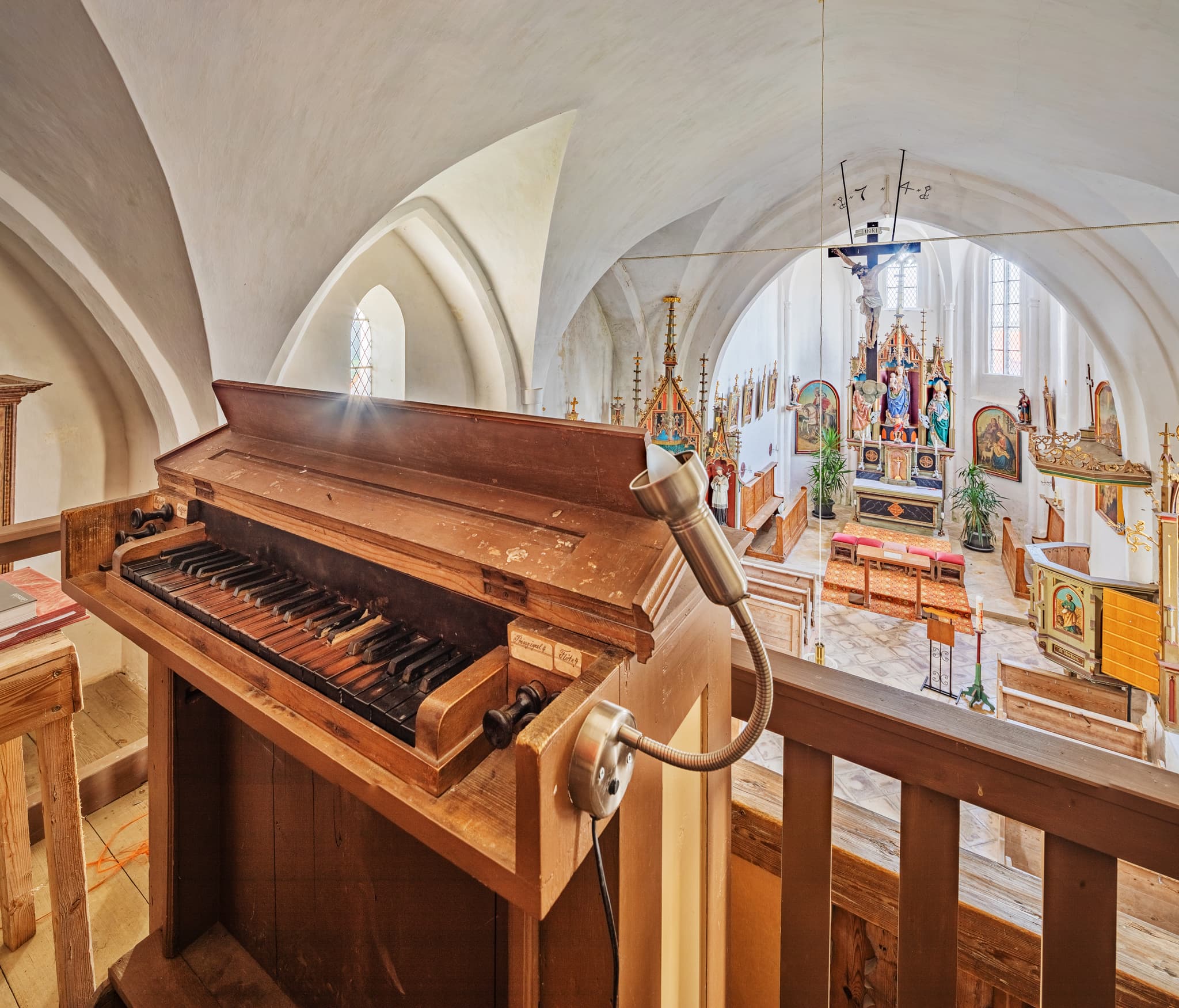 Innenansicht der Kirche in Ecking, Reischach, Landkreis Altötting, Oberbayern. Die ländliche Kirche befindet sich in der Region Inn-Salzach, Deutschland.