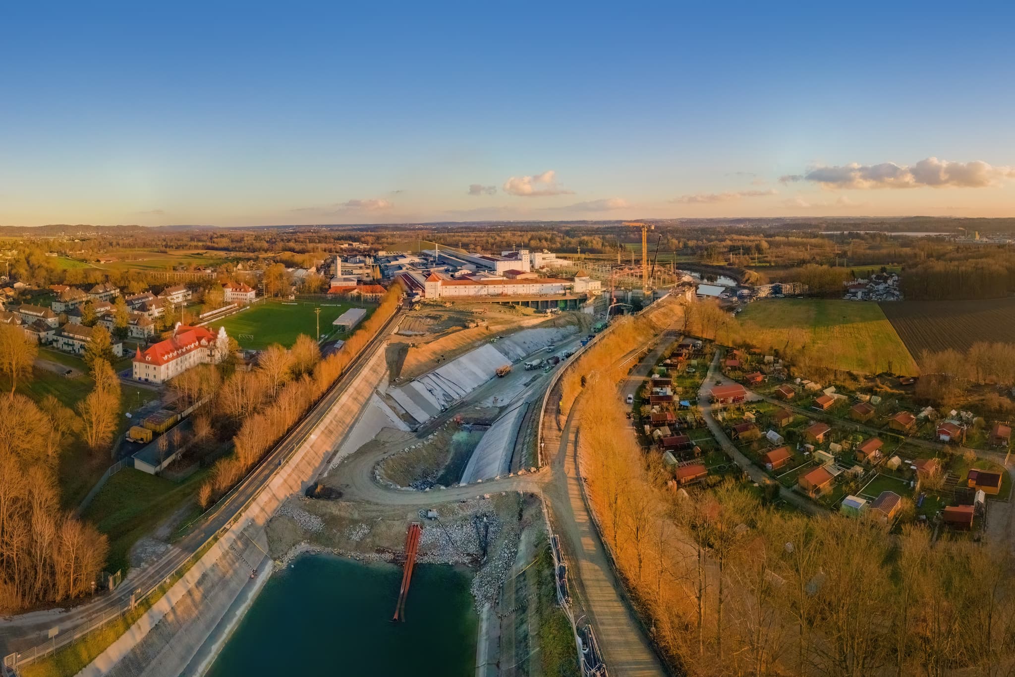 Luftbild der Innkanal Verbund Baustelle in Töging am Inn, Landkreis Altötting, Oberbayern, Deutschland. Einblicke in die Bauarbeiten der Inn-Salzach Region.