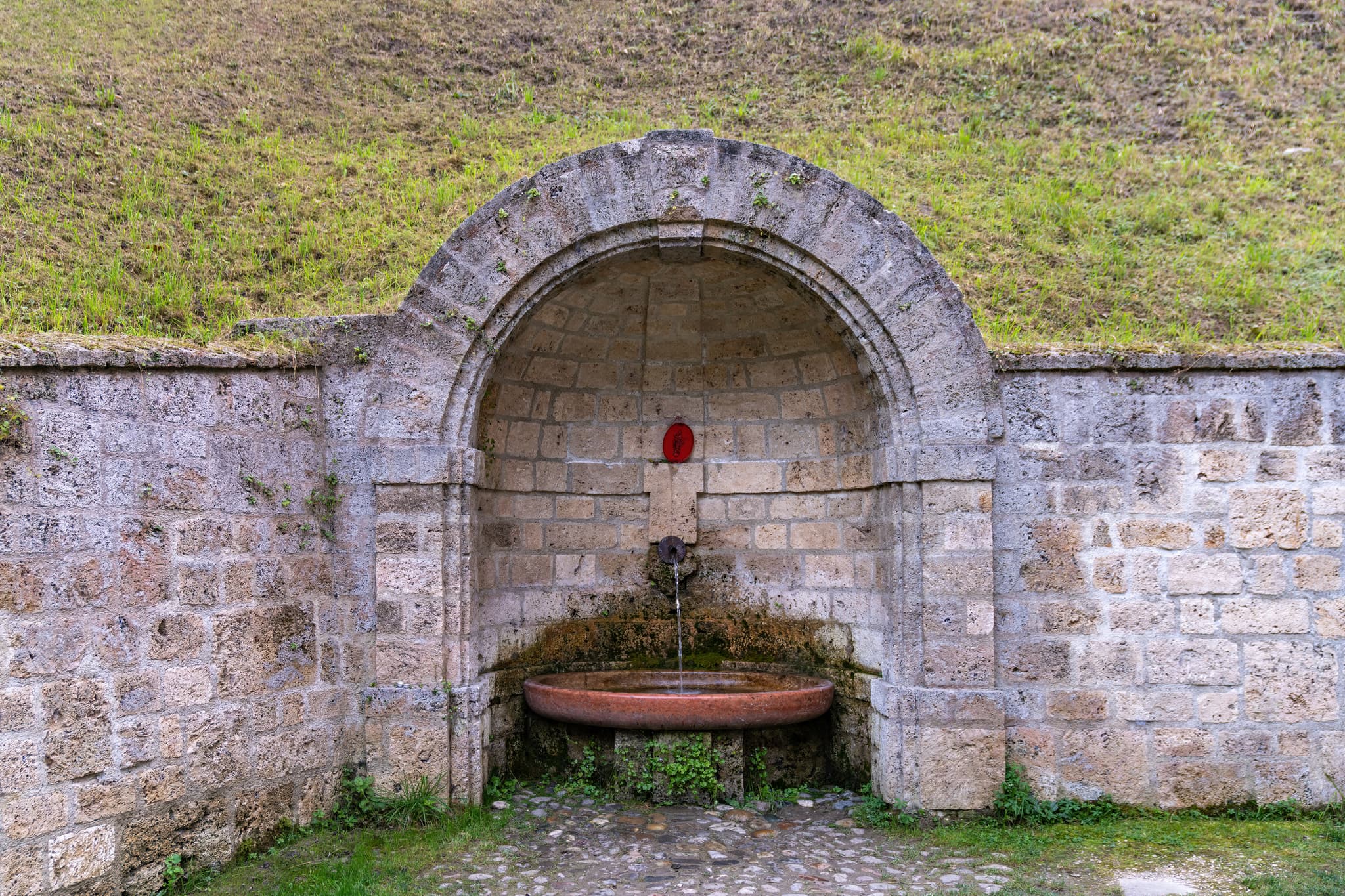 Brunnen bei der Ponlach Kapelle Maria Brunn in Tittmoning, Landkreis Traunstein, Oberbayern, Chiemgau, Deutschland.