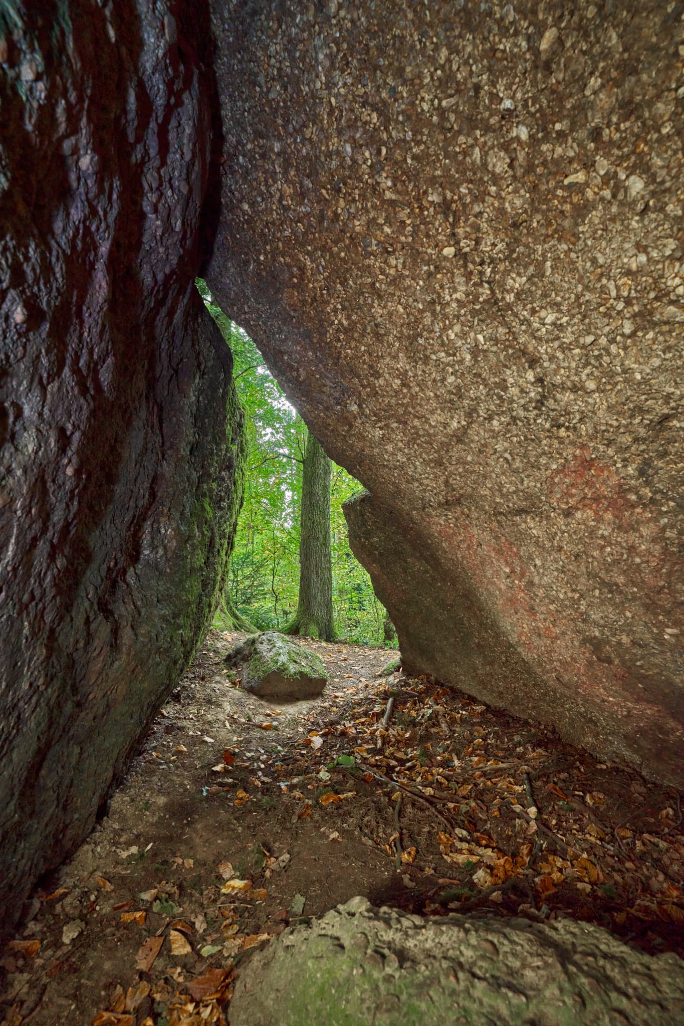 Felsmalereien am Teufelsstein in Bad Griesbach, Landkreis Passau, Niederbayern, Bayern, Deutschland. Das Bild zeigt Details der Felsstrukturen mit Farbreste.