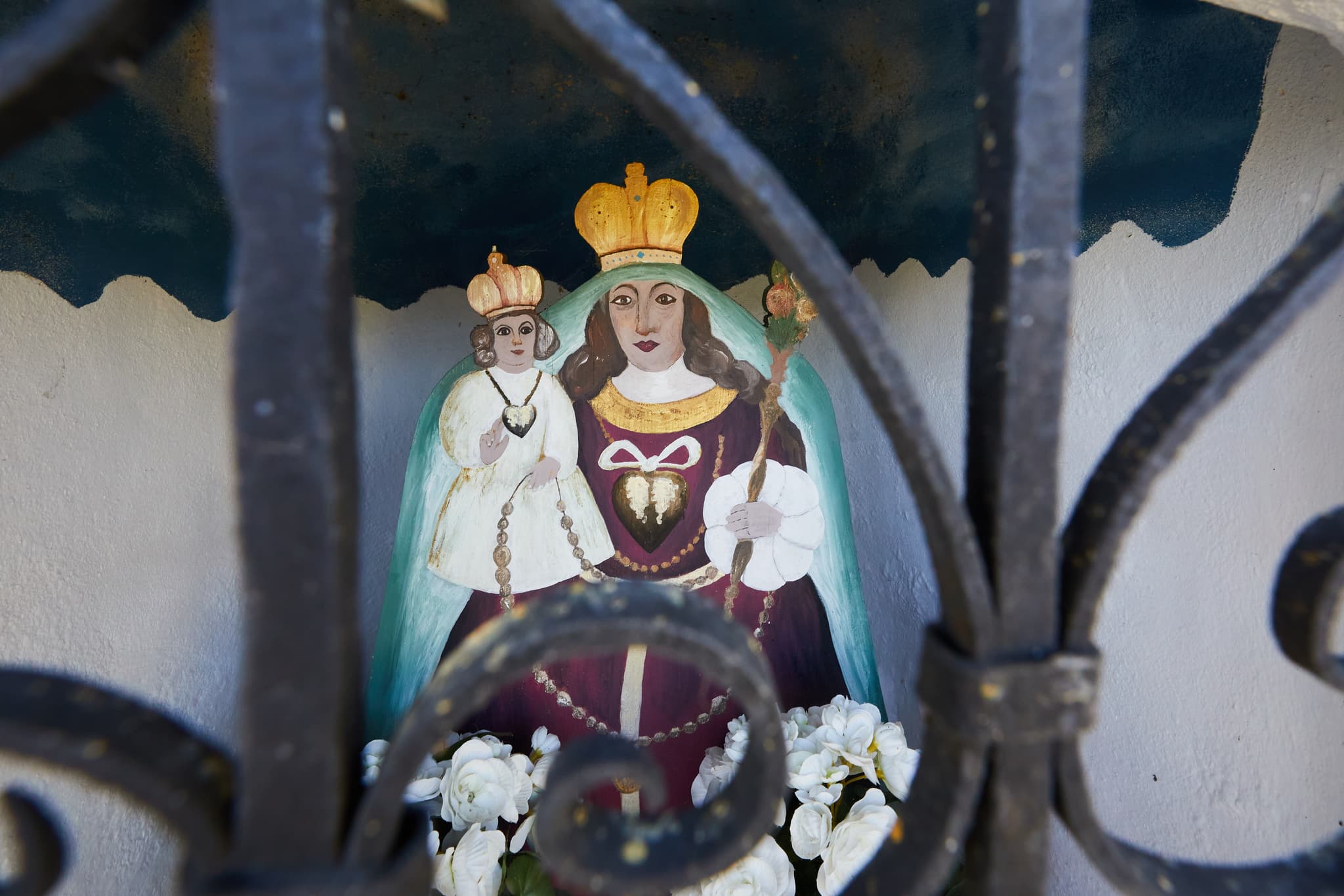 Historischer Bildstock mit Mariendarstellung in Birnbach, Gemeinde Erlbach, Landkreis Altötting, Oberbayern. Motiv im Inn-Salzach Gebiet, Deutschland.