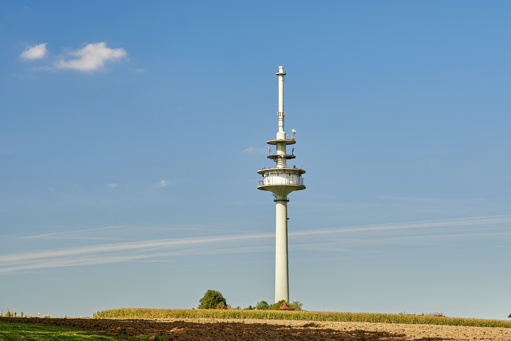 Moderne Funkanlage in Schnaitsee, Gemeinde im Landkreis Traunstein, Oberbayern. Das Bauwerk steht in der Landschaft des Chiemgaus, Deutschland.