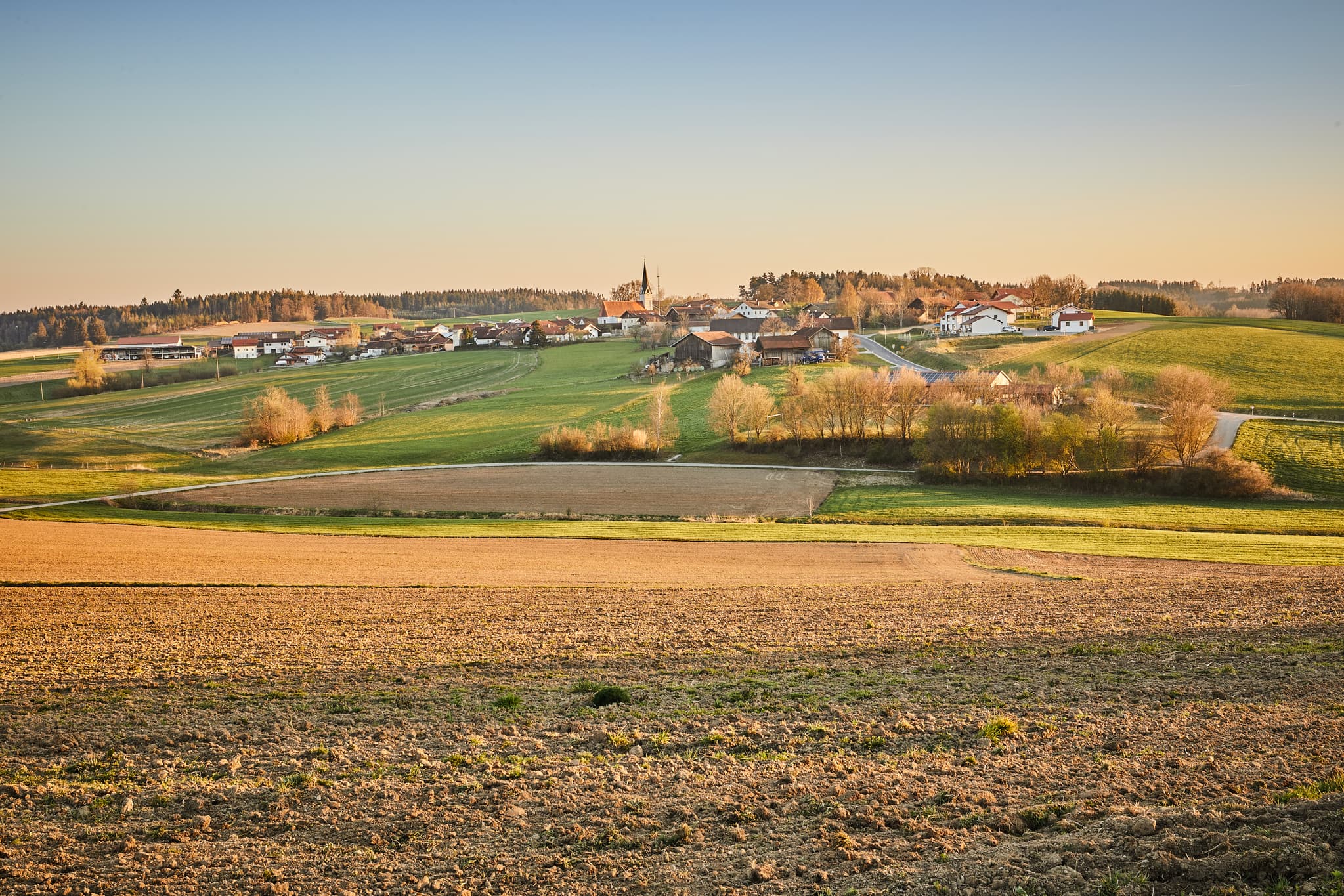 Arbing, Ortsteil von Reischach, im Landkreis Altötting, Oberbayern, Deutschland. Weite Felder und sanfte Hügel prägen das Holzland.