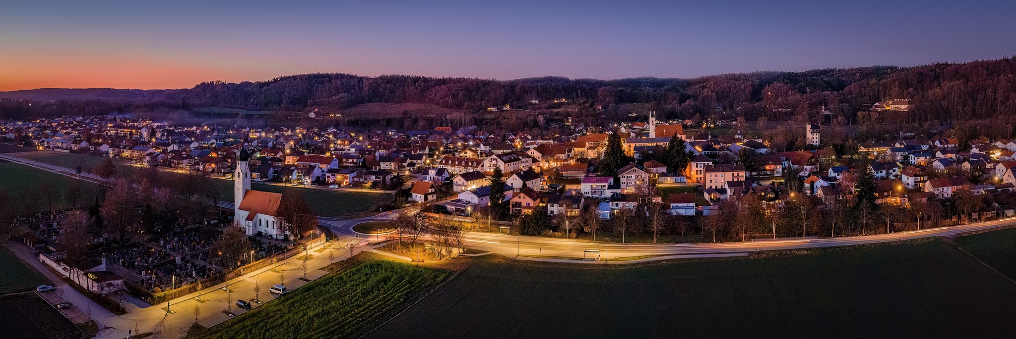 Nachtaufnahme von Winhöring mit Feldkirche, gelegen im Landkreis Altötting, Oberbayern, Deutschland. Der Ort gehört zur Region Inn-Salzach.