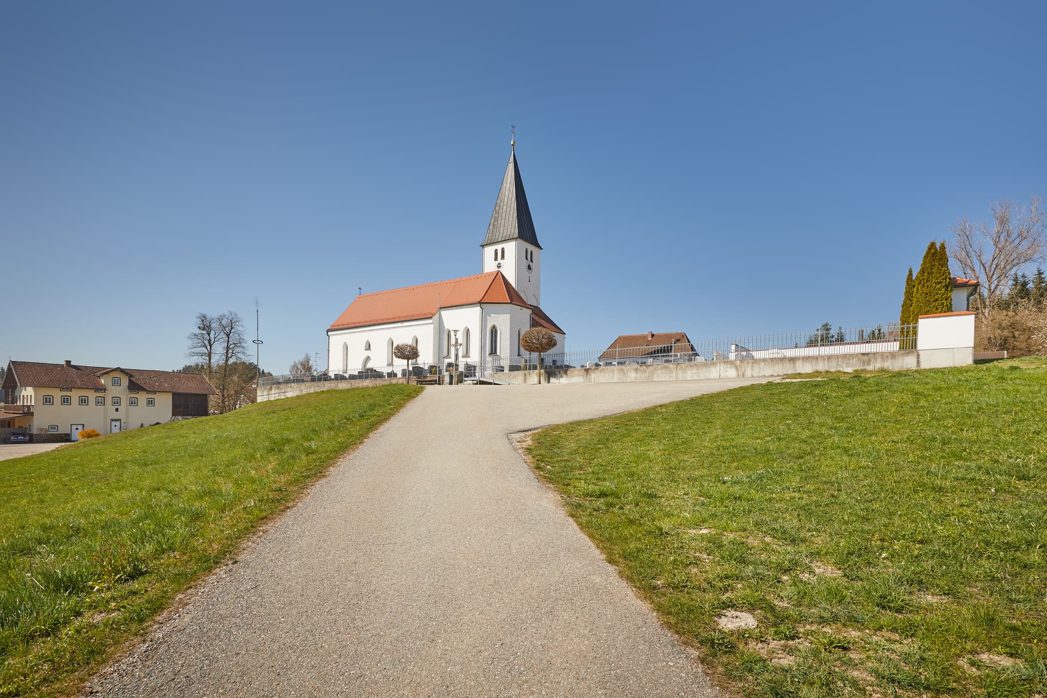 Straße zur Kirche von Geratskirchen, St. Martin, in Niederbayern, Rottal-Inn, Deutschland. Kirchberg.