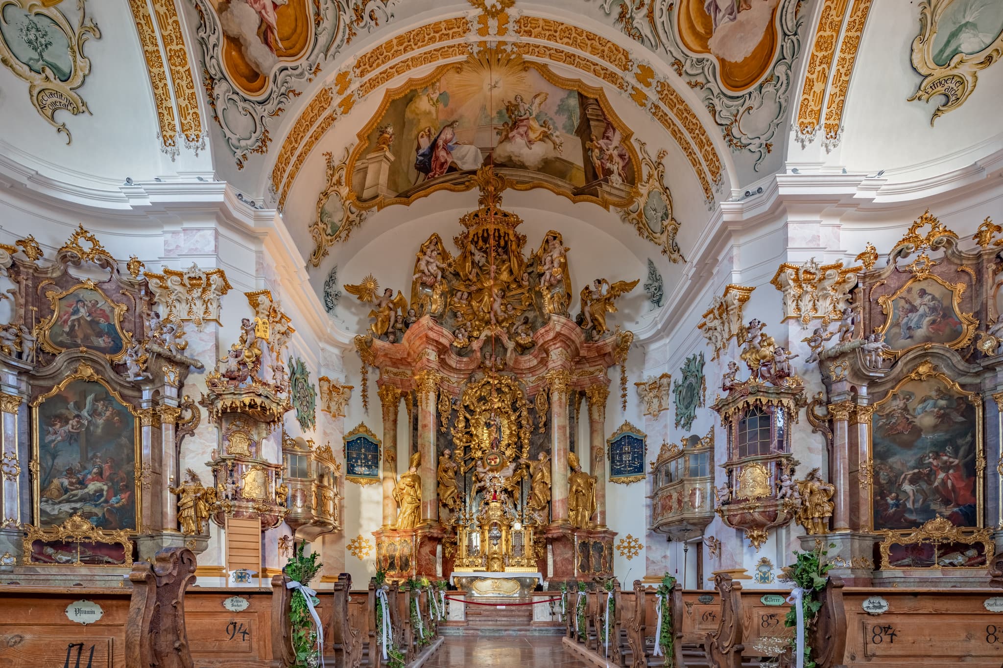 Kirche Mariä Himmelfahrt, Barocker Kircheninnenraum Marienberg in Burghausen, Altötting, Oberbayern. Zeigt reich verzierte Altäre, Fresken und Gestühl.
