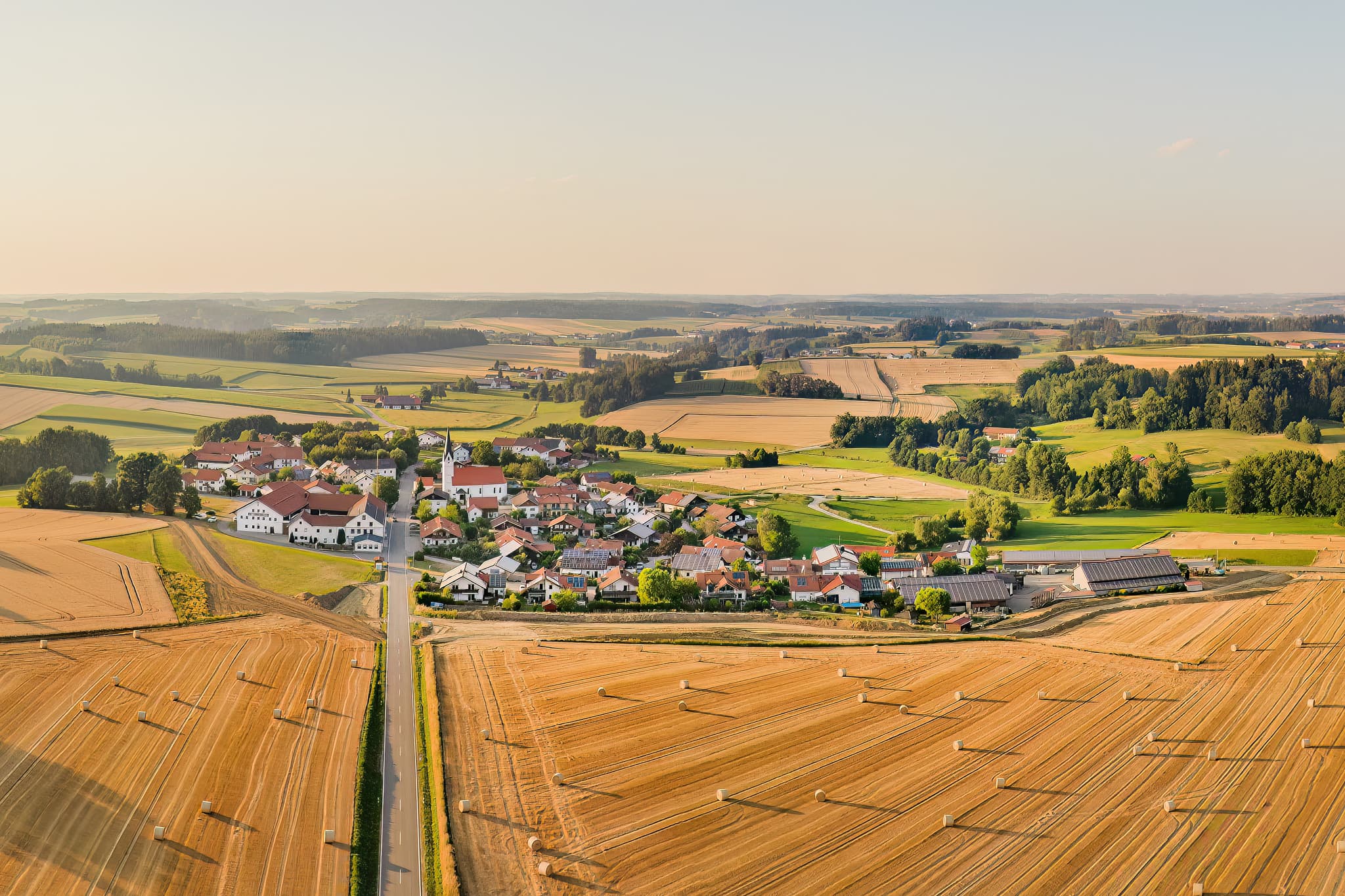 Luftbildaufnahme von Arbing zur Getreideernte, Gemeinde Reischach, Landkreis Altötting, Oberbayern, Inn-Salzach, Deutschland.
