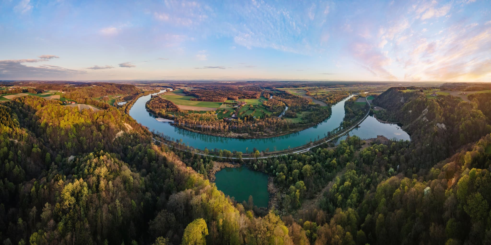 Luftbild Panoramaaufnahme mit Inn und Altwasser bei Leonberg im Landkreis Altötting, Oberbayern, Region Inn-Salzach, Deutschland.