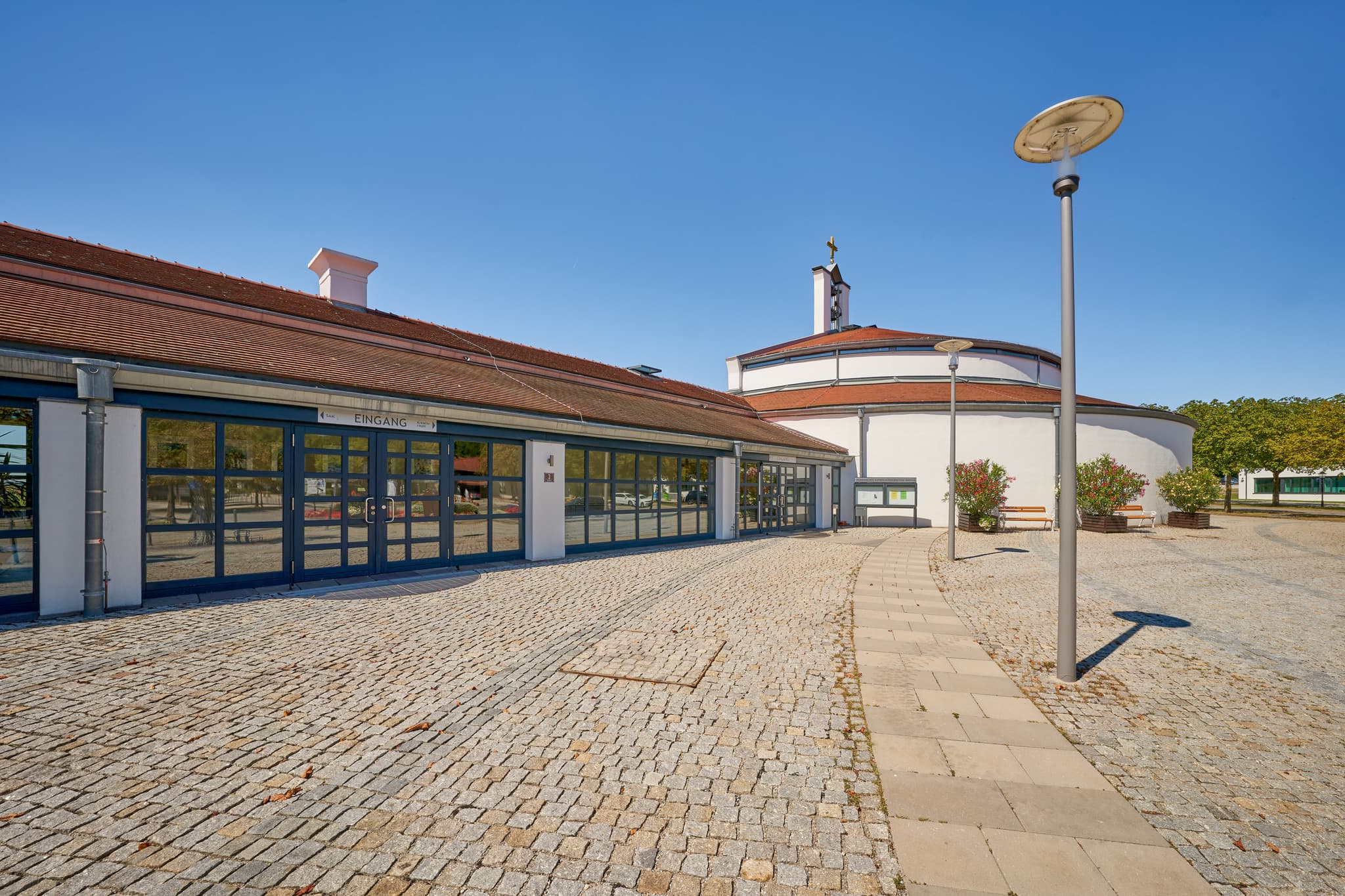 Die Emmauskirche und das Ökumenische Zentrum in Bad Griesbach im Rottal, Landkreis Passau, Niederbayern. Ein modernes Kirchengebäude im Bäderdreieck.