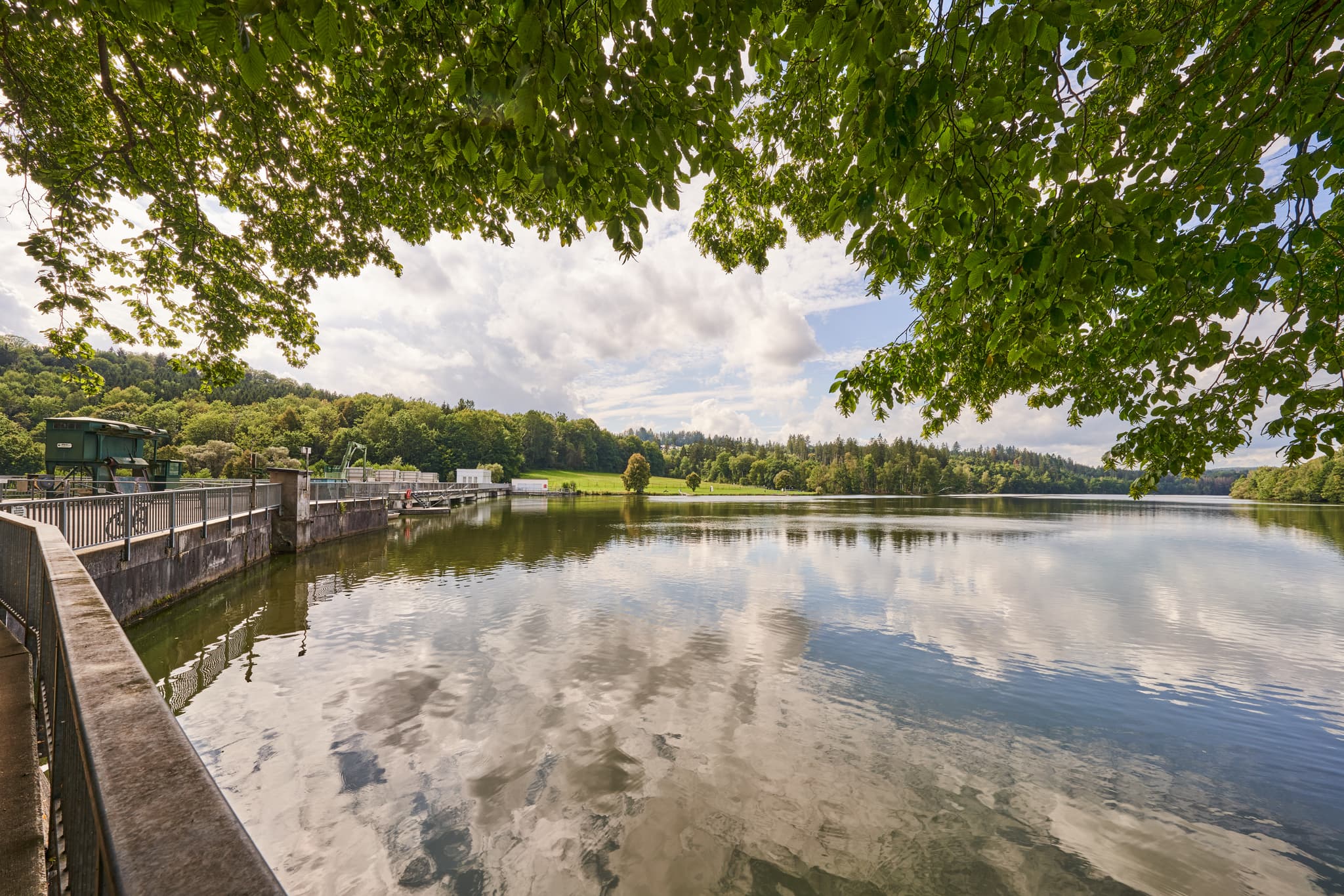 Der Ilz Stausee Oberilzmuhle liegt in Passau, Niederbayern im wunderschönen Bayerischen Wald in Deutschland. Genießen Sie die Natur und die Ruhe.