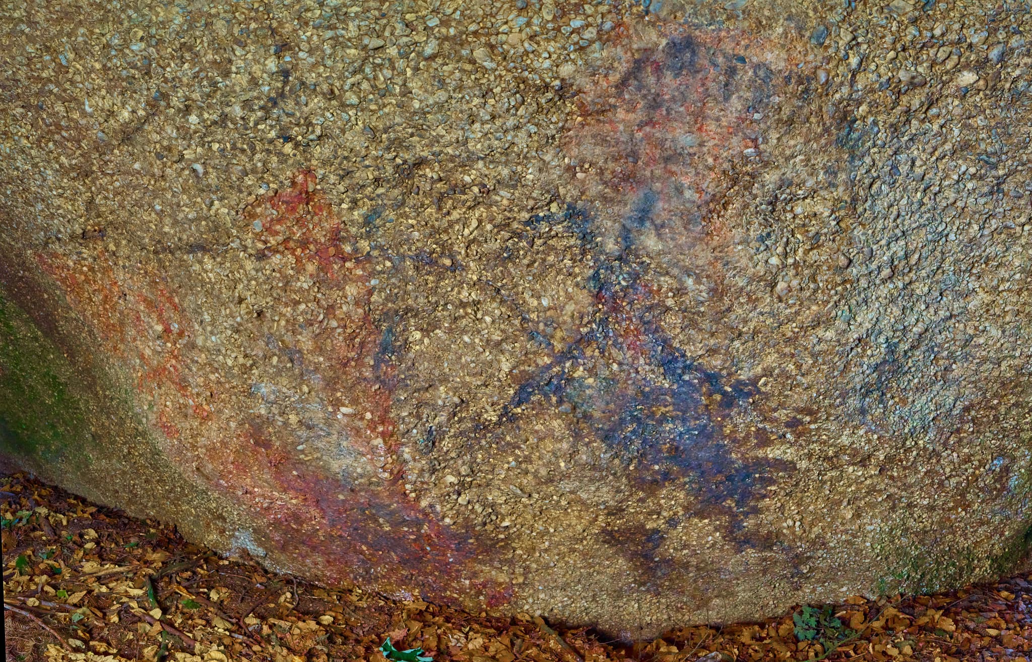 Felsmalereien am Teufelsfelsen in Bad Griesbach, Landkreis Passau, Niederbayern, Bayern, Deutschland. Das Bild zeigt Details der Felsstrukturen mit Farbreste.