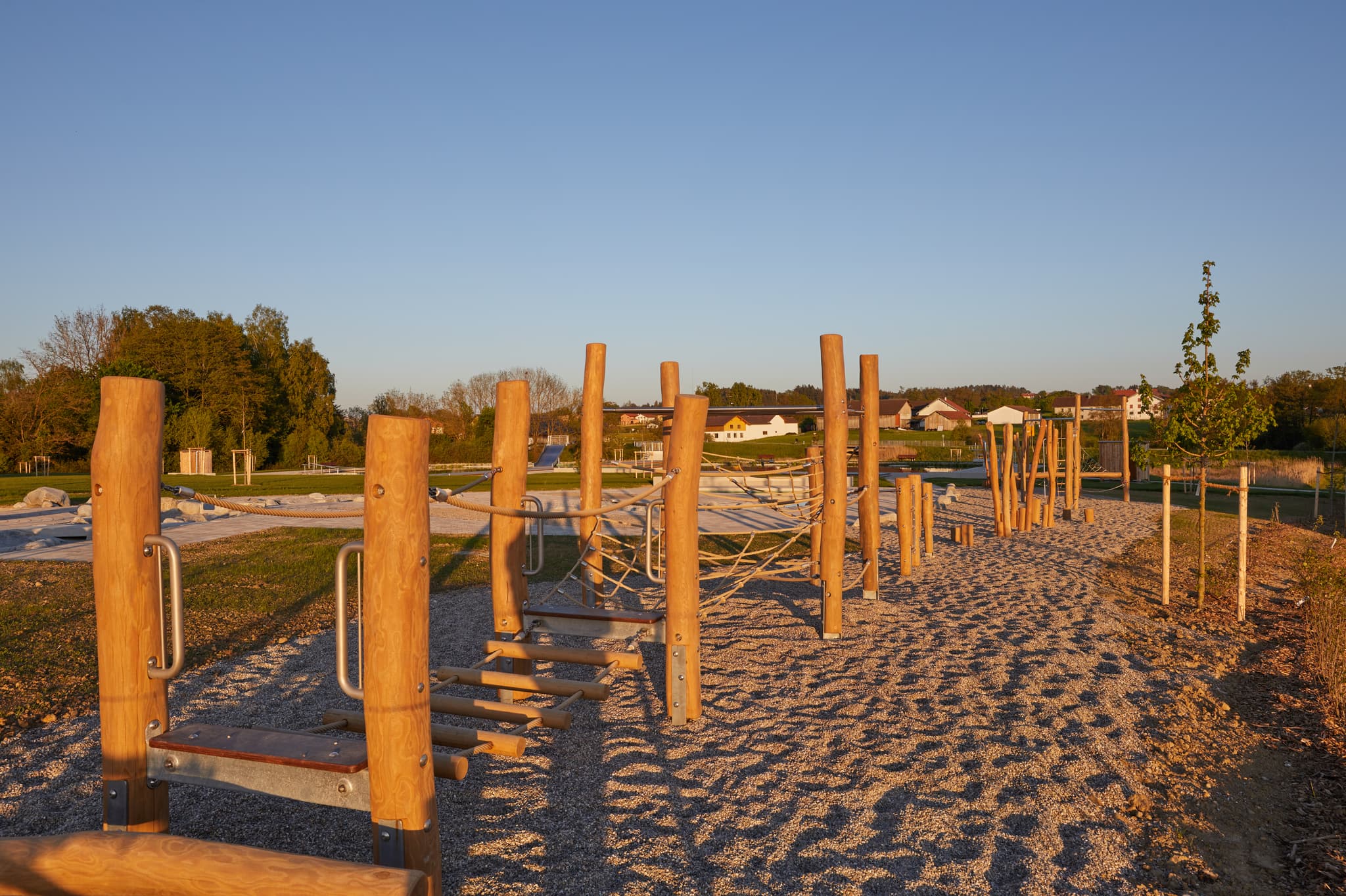 Naturbad am Wassergarten in Mitterskirchen, Landkreis Rottal-Inn, Niederbayern, Inn-Salzach Region, Deutschland. Ein idyllisches Freibad mit Spielplatz.