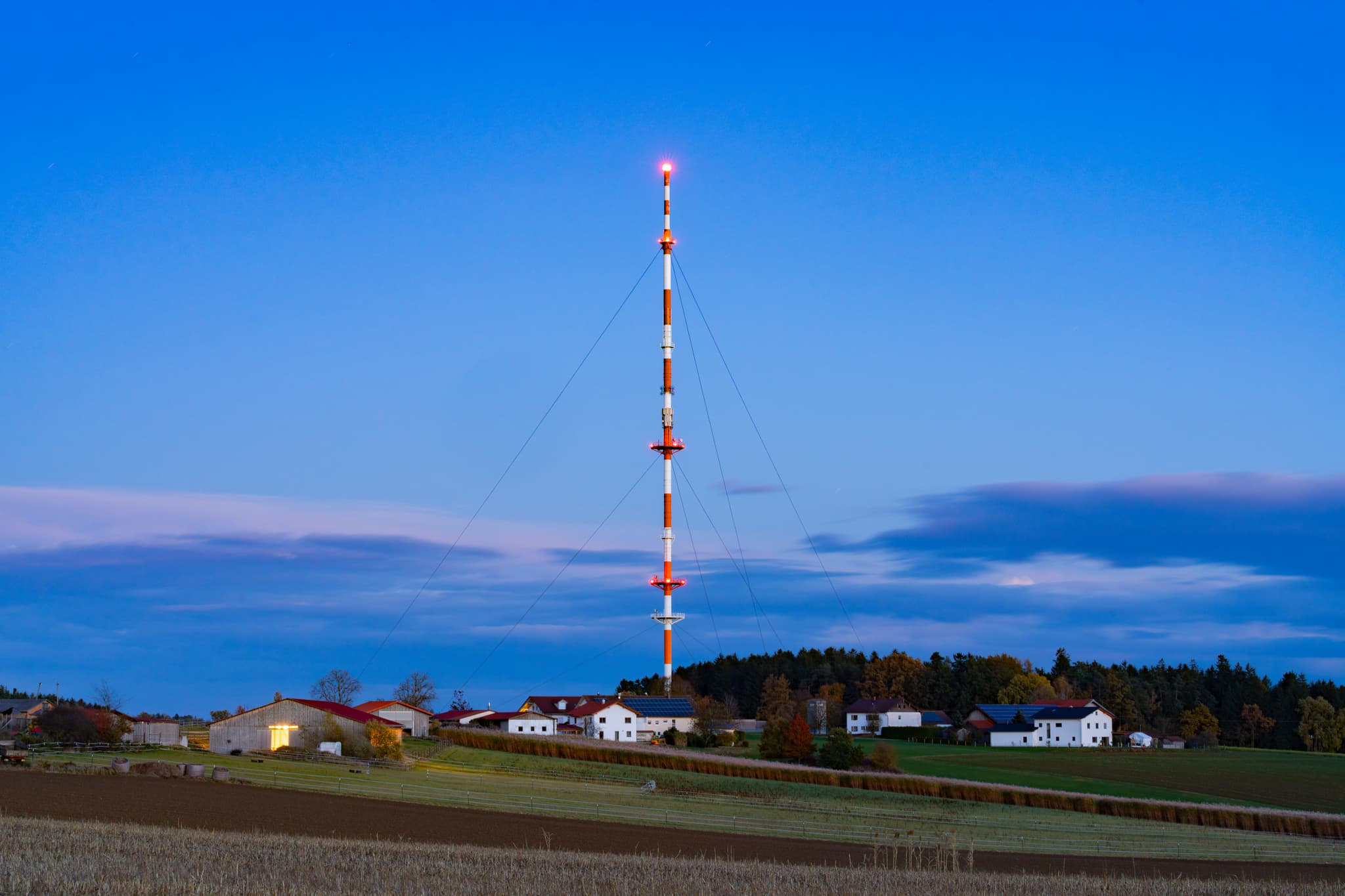 Funkturm in Rottenstuben, Hebertsfelden, Landkreis Rottal-Inn. Diese ländliche Landschaft befindet sich in der Region Holzland, Niederbayern, Deutschland.
