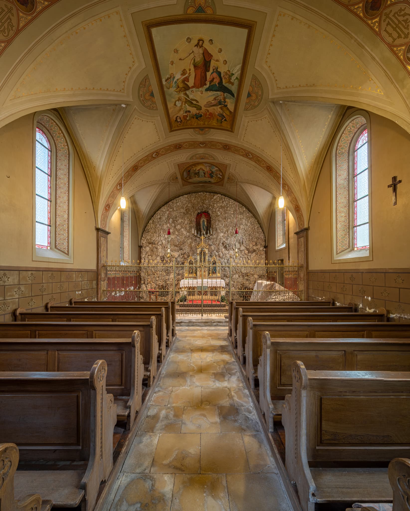Innenansicht der Friedhofskapelle in Haag, Landkreis Mühldorf am Inn, Oberbayern. Teil der Region Inn-Salzach. Zeigt Altar, Kirchenbänke und Deckenmalerei.