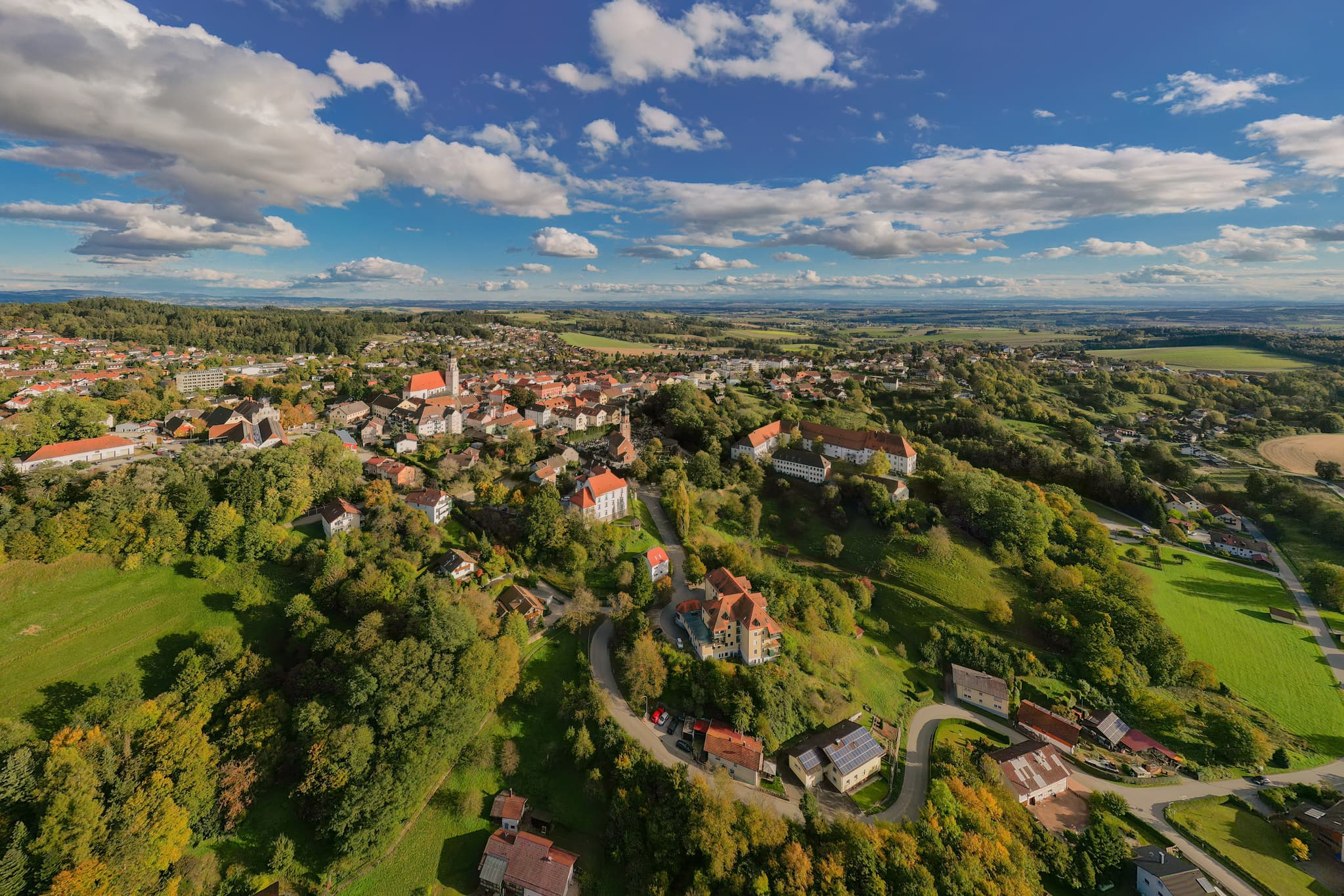 Beeindruckendes Luftbild der Stadt Bad Griesbach im Rottal, Landkreis Passau, Niederbayern, Deutschland. Malerische Landschaftsaufnahme der Region.