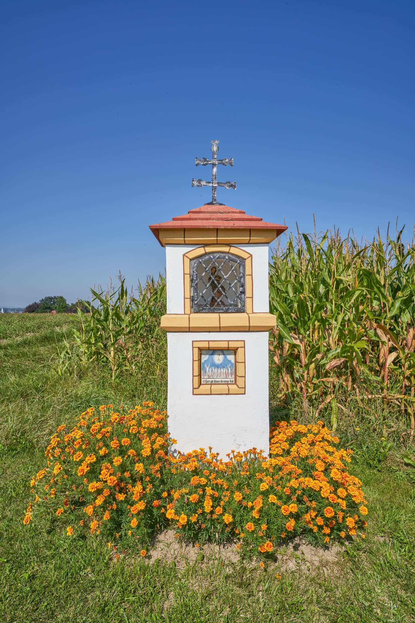 Bildstock am Wegrand, umgeben von Feldern bei Ofner, Oberschroffen, Unterneukirchen, Landkreis Altötting, Oberbayern, Inn-Salzach, Deutschland.
