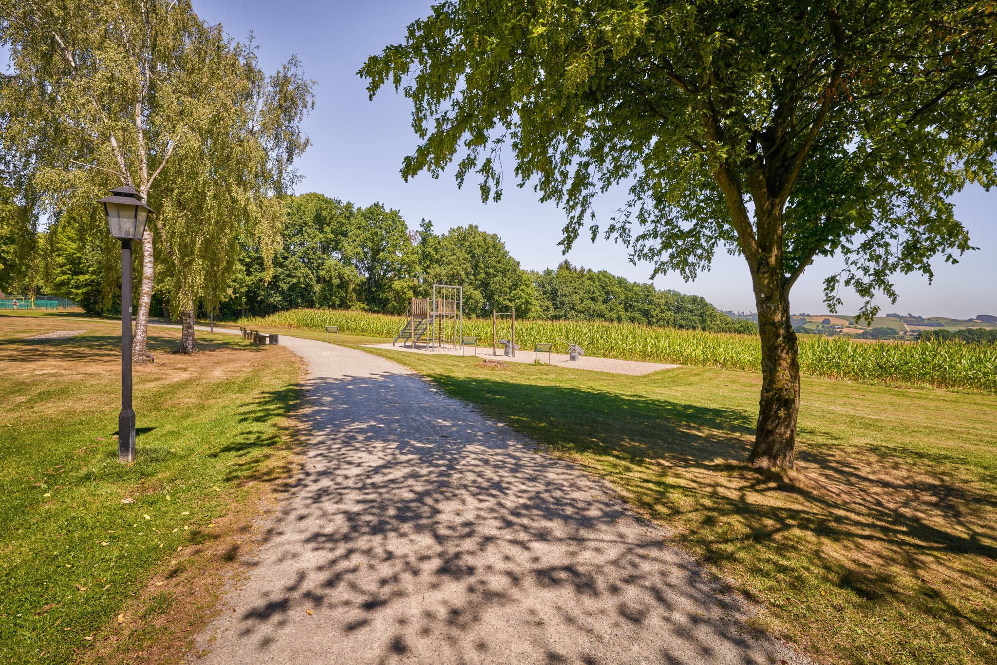 Idyllischer Kurpark in Bad Griesbach im Rottal, Landkreis Passau, Niederbayern. Entspannende Atmosphäre im Herzen des Bäderdreiecks Deutschland.