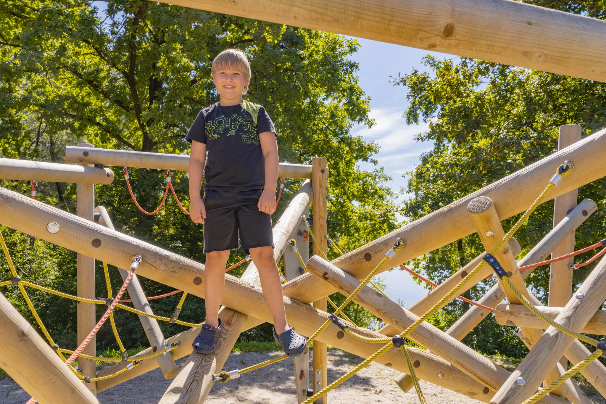 Kind auf Abenteuerspielplatz im Waldsee Lago Sommer, Kirchdorf am Inn. Region Bäderdreieck, Rottal-Inn, Niederbayern, Deutschland.