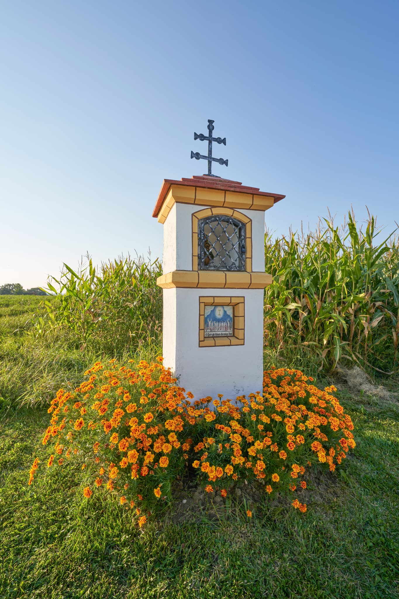 Bildstock am Wegrand, umgeben von Feldern bei Ofner, Oberschroffen, Unterneukirchen, Landkreis Altötting, Oberbayern, Inn-Salzach, Deutschland.