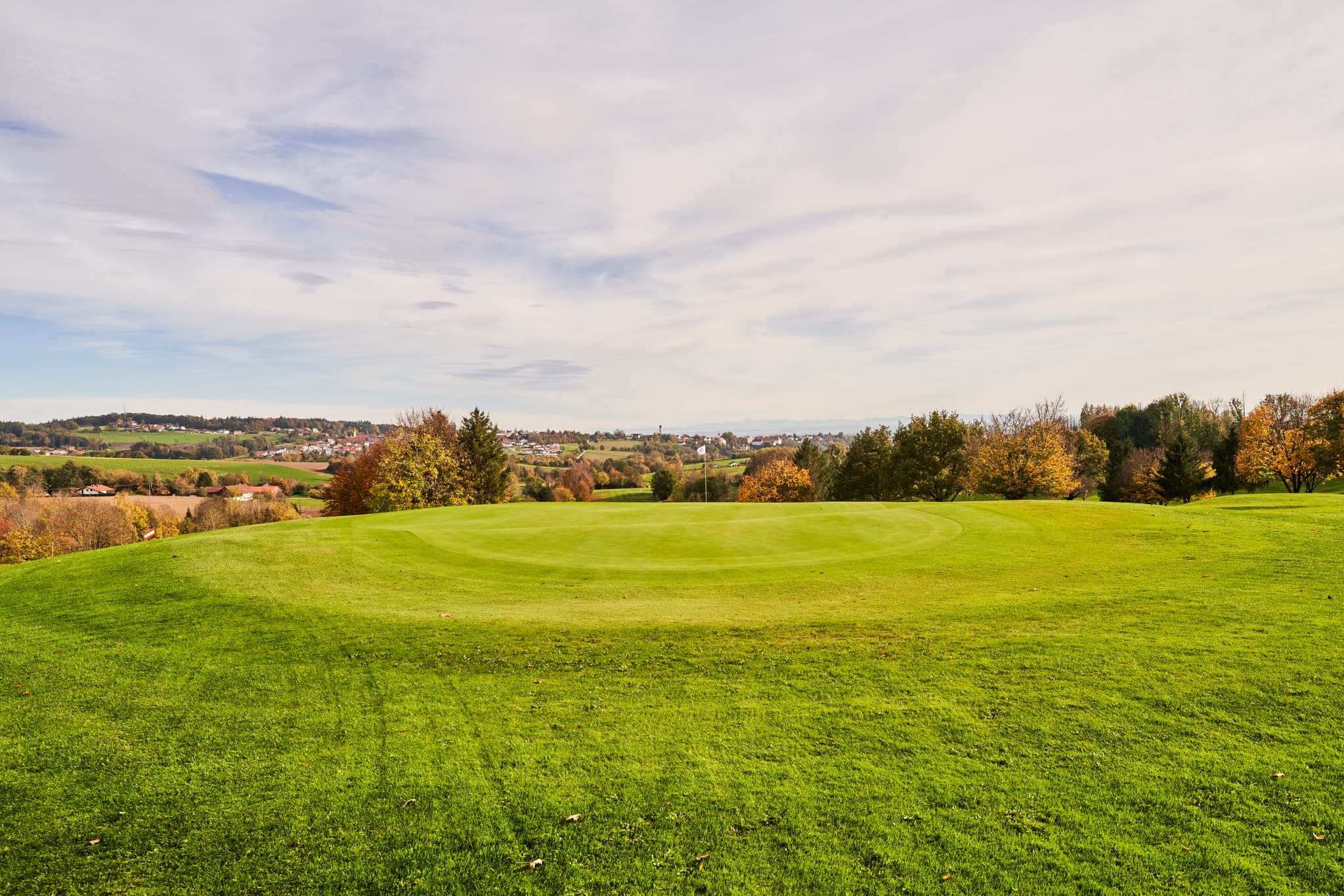 Lederbach Golfclub im Herbst in Bad Griesbach, Passau, Niederbayern. Die malerische Anlage im Bäderdreieck, Deutschland, bietet eine beeindruckende Kulisse.