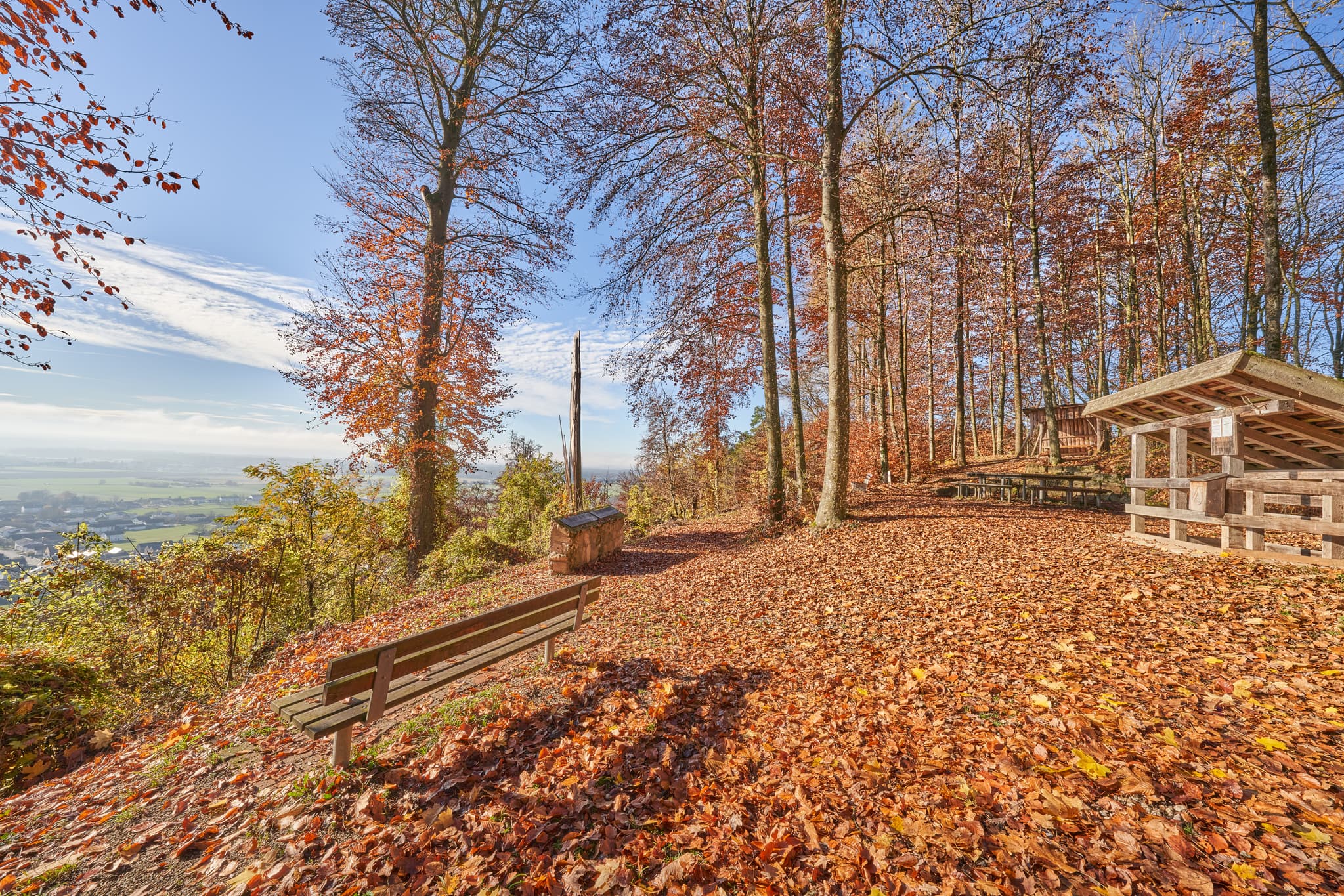 Herbstliche Aussicht mit Bank vom Schlossberg bei Julbach, Gemeinde Julbach, Landkreis Rottal-Inn, Niederbayern, Holzland/Bäderdrieck, Bayern, Deutschland.