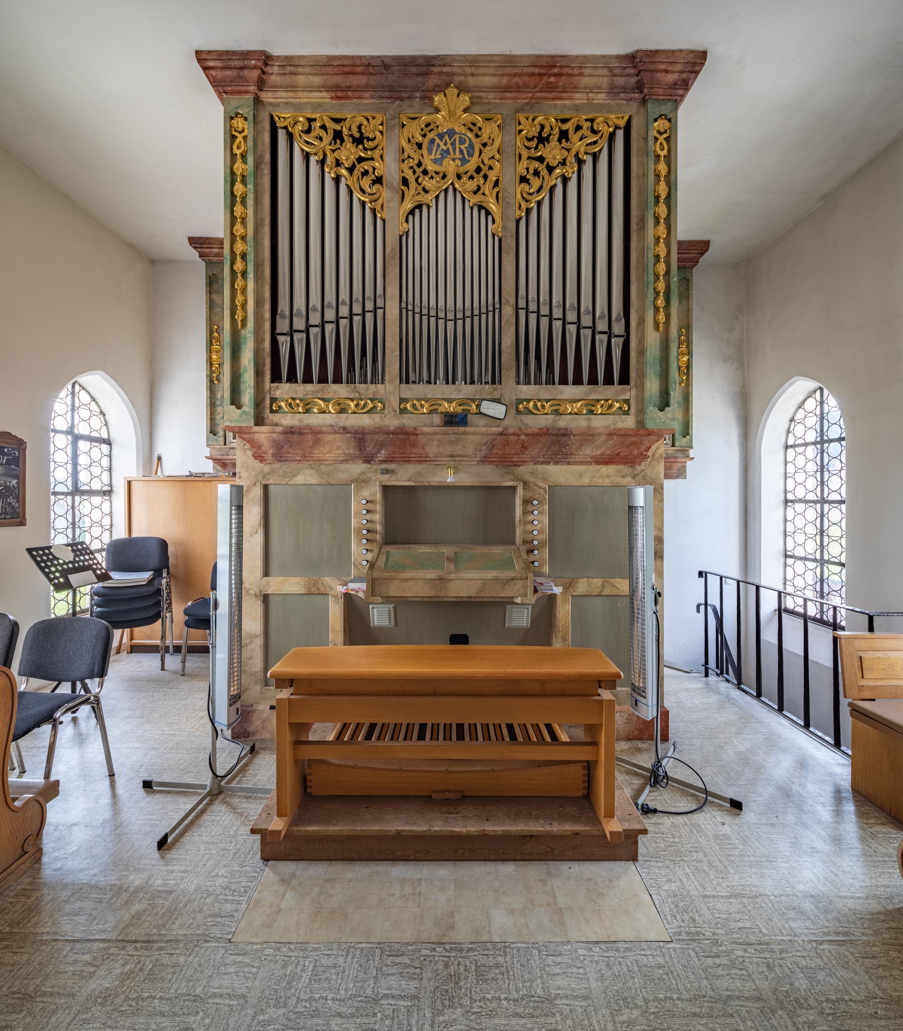 Die Orgel in der Kirche St. Maria Loreto in Ramsau, Gemeinde Reichertsheim, Landkreis Mühldorf am Inn, Oberbayern, Region Inn-Salzach, Deutschland.