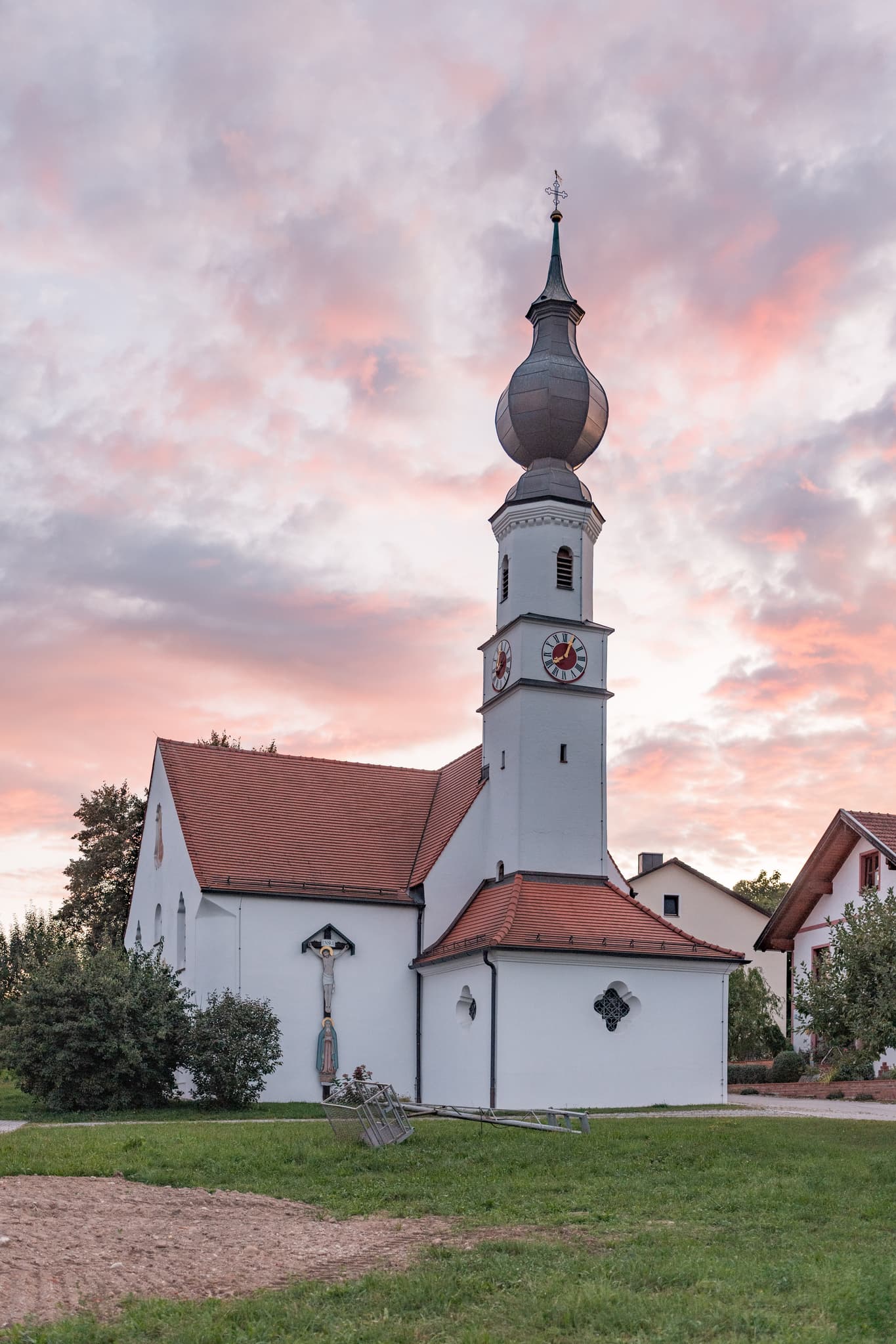 Wallfahrtskirche Maria Heimsuchung in Angerbach, Gangkofen, Landkreis Rottal-Inn, Niederbayern, Deutschland. Historische Kirche mit Zwiebelturm im Holzland.