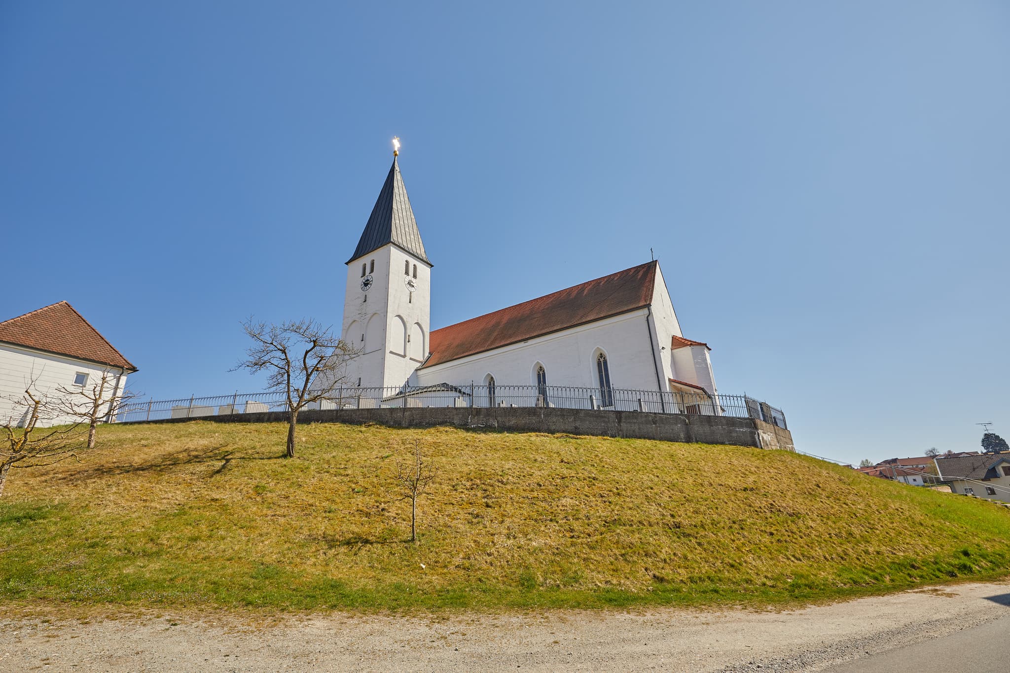 Die Pfarrkirche in Geratskirchen, Landkreis Rottal-Inn, Niederbayern, besticht durch ihre Architektur. Entdecken Sie diese Sehenswürdigkeit.