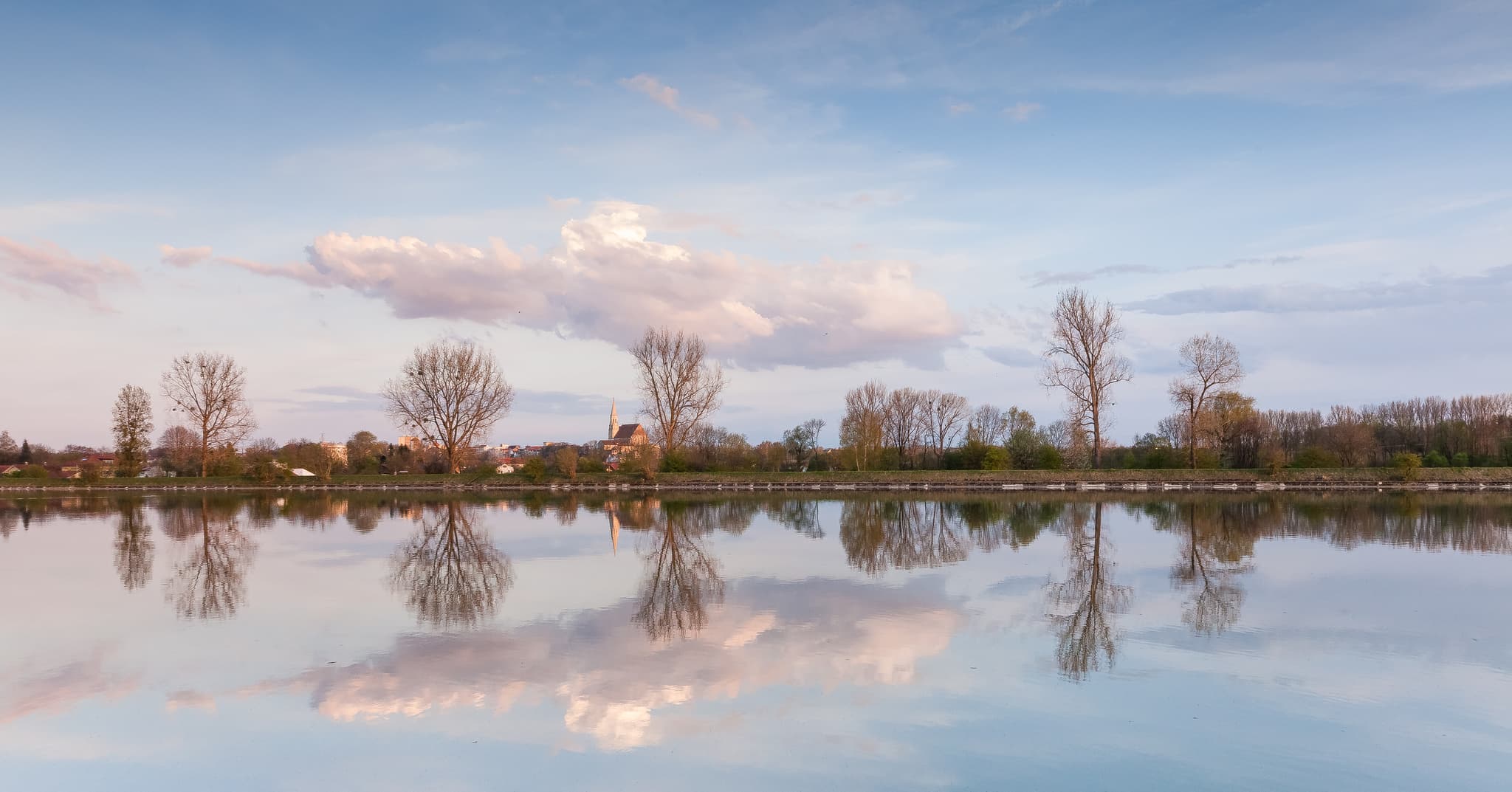 Inn Spiegelung, Neuötting, Landkreis Altötting, Oberbayern, Deutschland. Inn-Salzach Region, Weitwinkel.