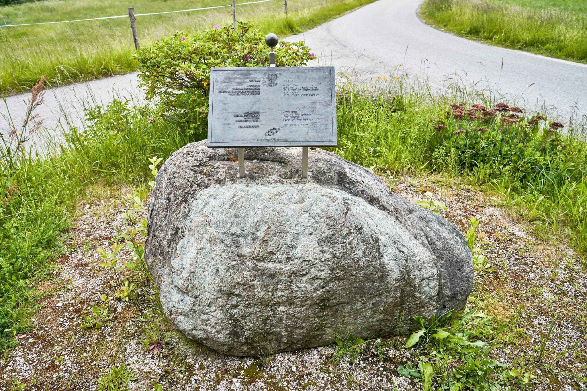 Der Planetenweg mit Neptun in Höresham-Gufflham, Burgkirchen, Altötting, Oberbayern, Deutschland. Teil der Region Inn-Salzach.