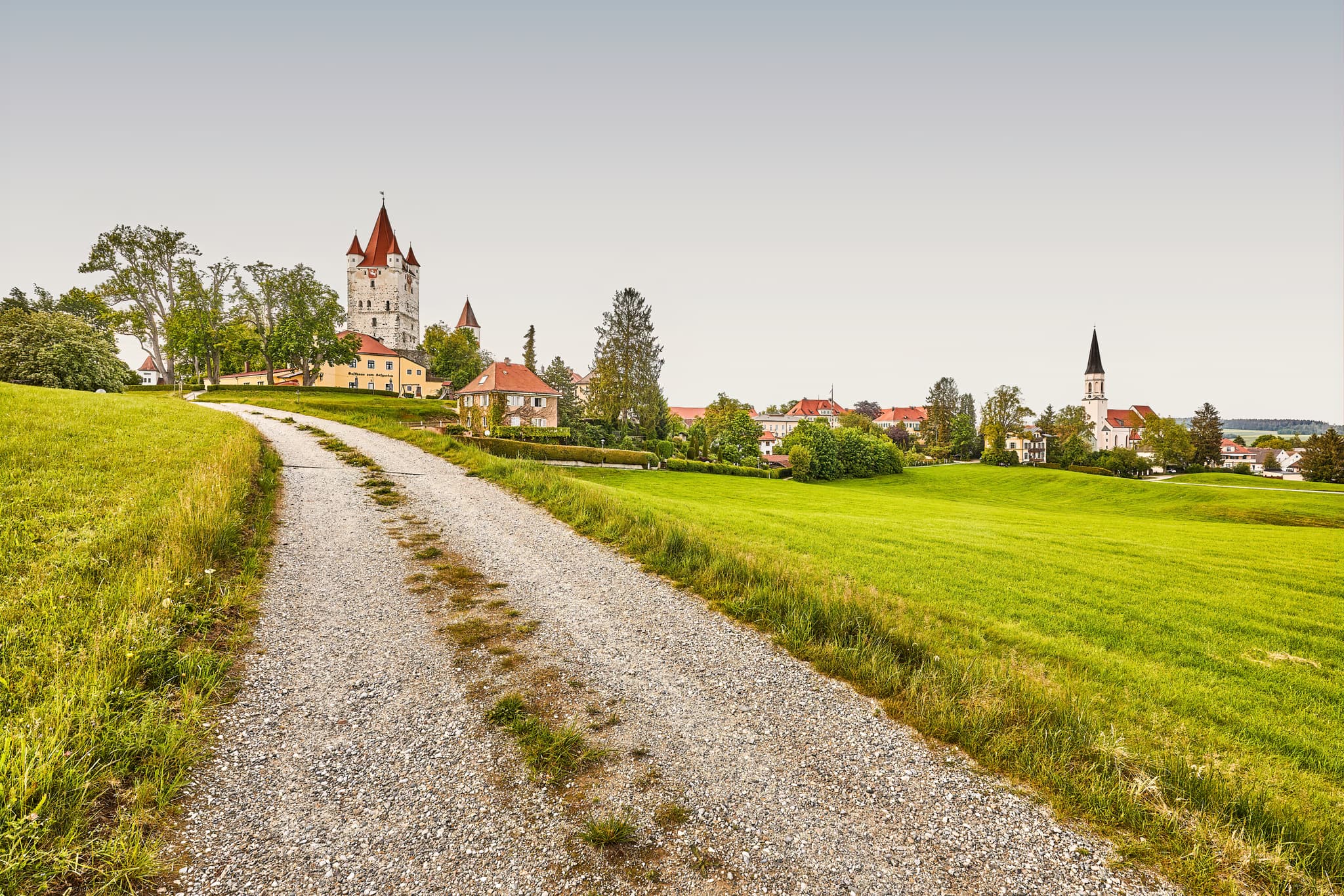 Der historische Schlossturm in Haag, Landkreis Mühldorf am Inn, Oberbayern, Deutschland, ist ein markantes Wahrzeichen der Region Inn-Salzach.