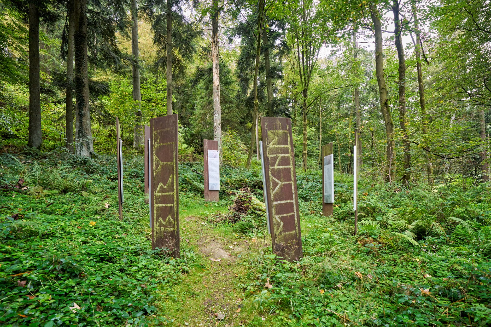 Baumerklärunggen an der Waldwunderwelt in Bad Griesbach, Landkreis Passau, Niederbayern, Bayern. Das Bild zeigt einen Waldweg mit mystischen Steinen.
