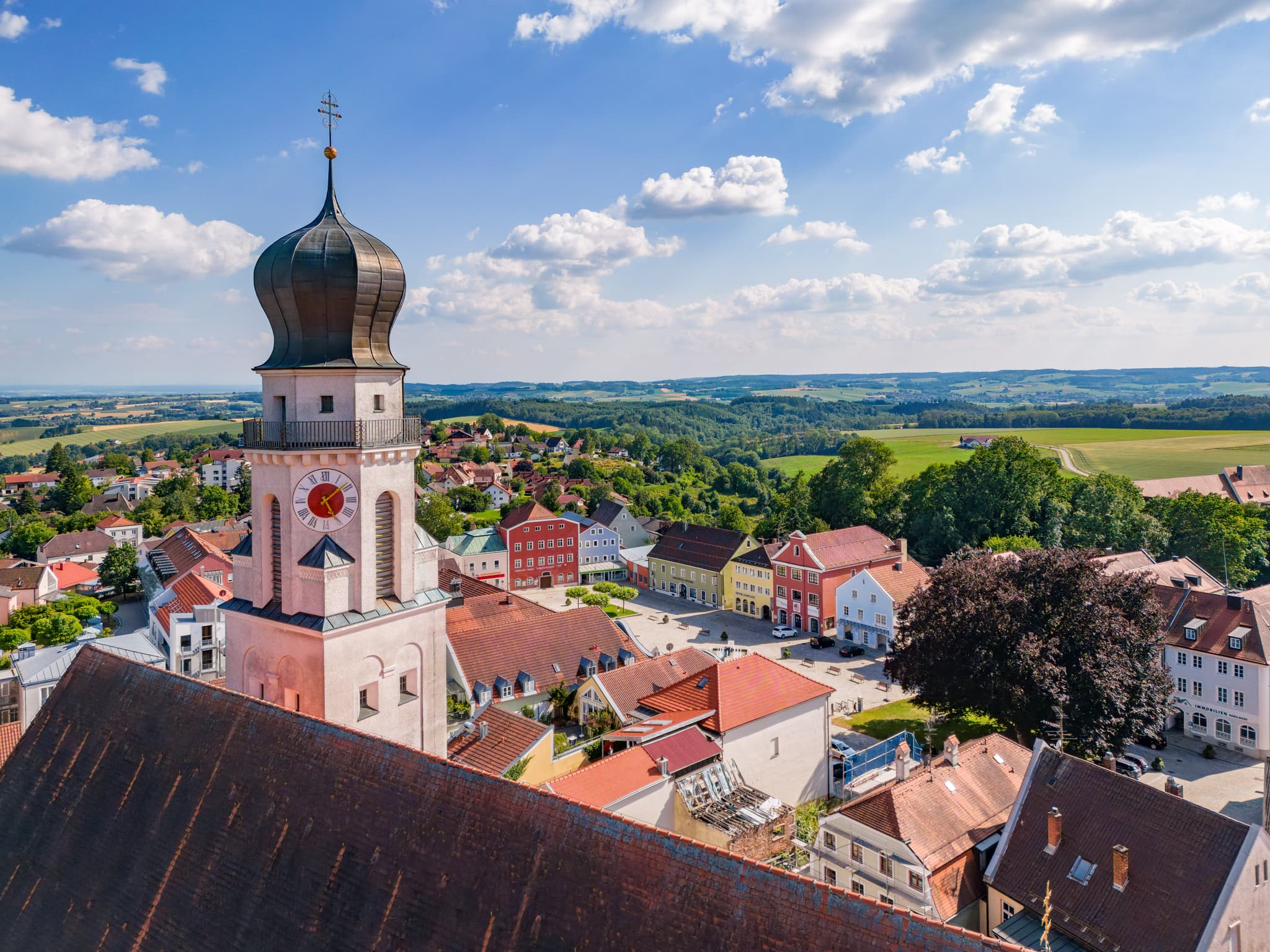 Beeindruckendes Luftbild der Stadtpfarrkirche Heilige Familie in Bad Griesbach, Landkreis Passau, Niederbayern. Die Kurstadt im Bäderdreieck