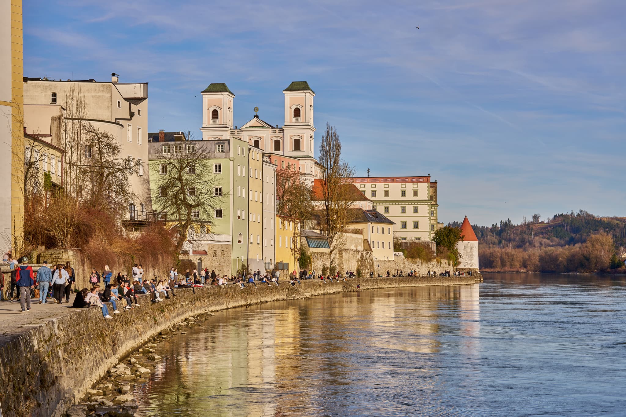 Erleben Sie die Schönheit der Innpromenade in Passau, Niederbayern, Deutschland. Historische Gebäude, der Fluss Inn und die malerische Altstadt erwarten Sie.