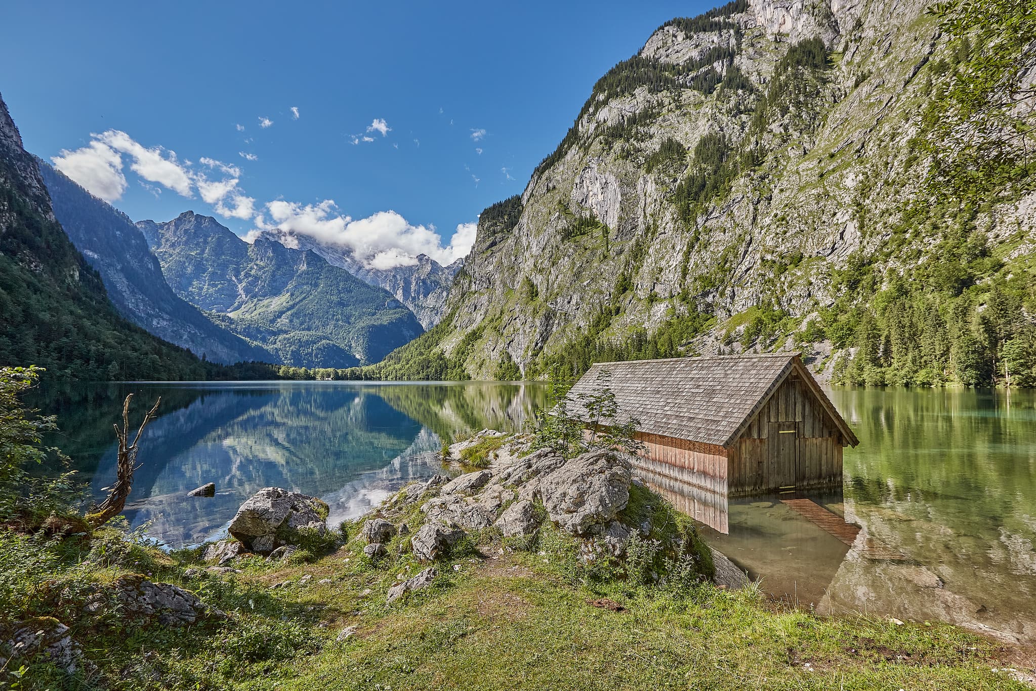 Bootshaus Fischunkelalm am Obersee, Schönau, Berchtesgadener Land, Oberbayern, Deutschland. Die alpine Landschaft im Berchtesgadener Land ist malerisch.