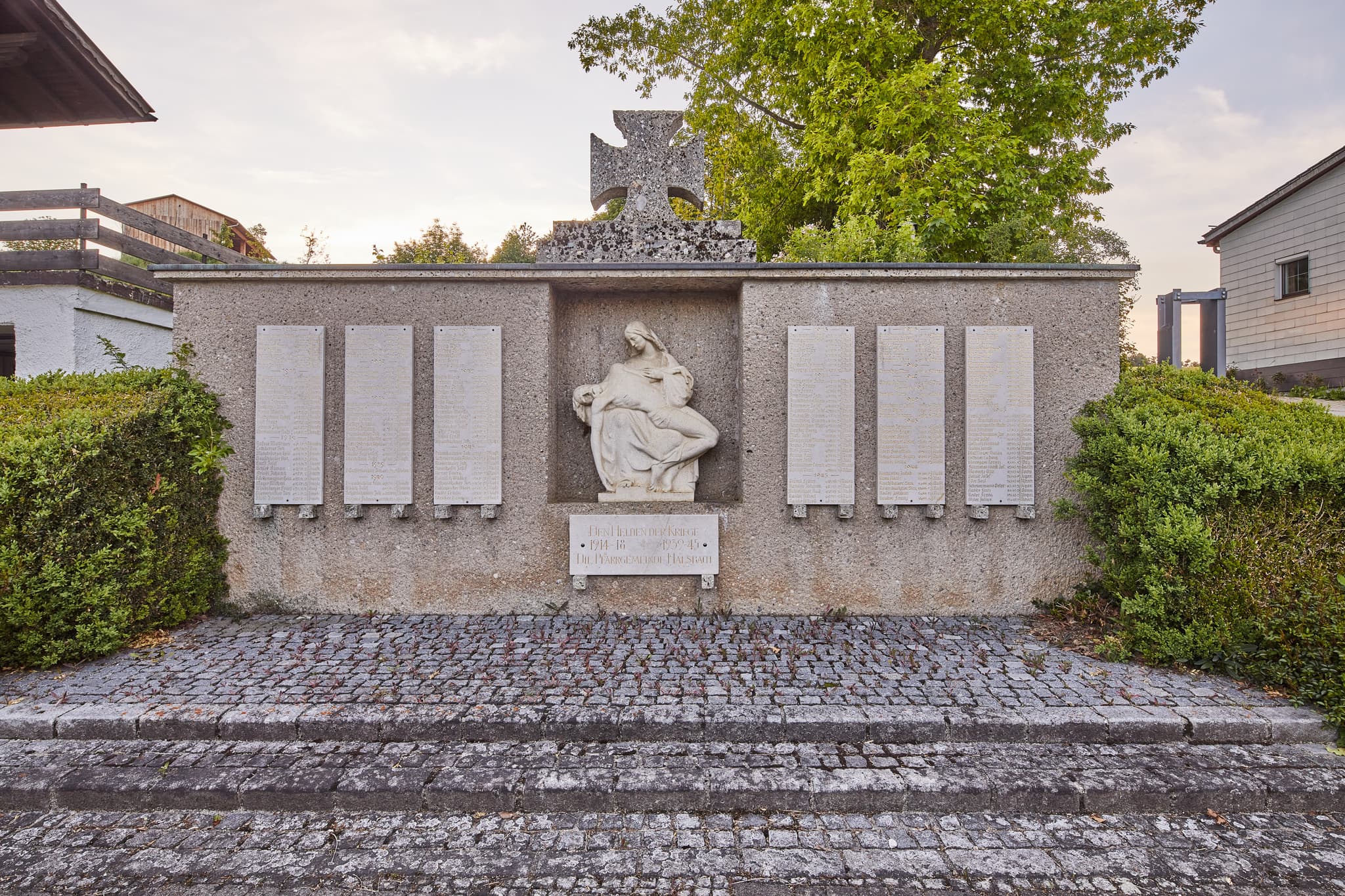 Das Kriegerdenkmal in Halsbach, Landkreis Altötting, ist ein wichtiges Mahnmal in der Region Inn-Salzach, Oberbayern, Deutschland.