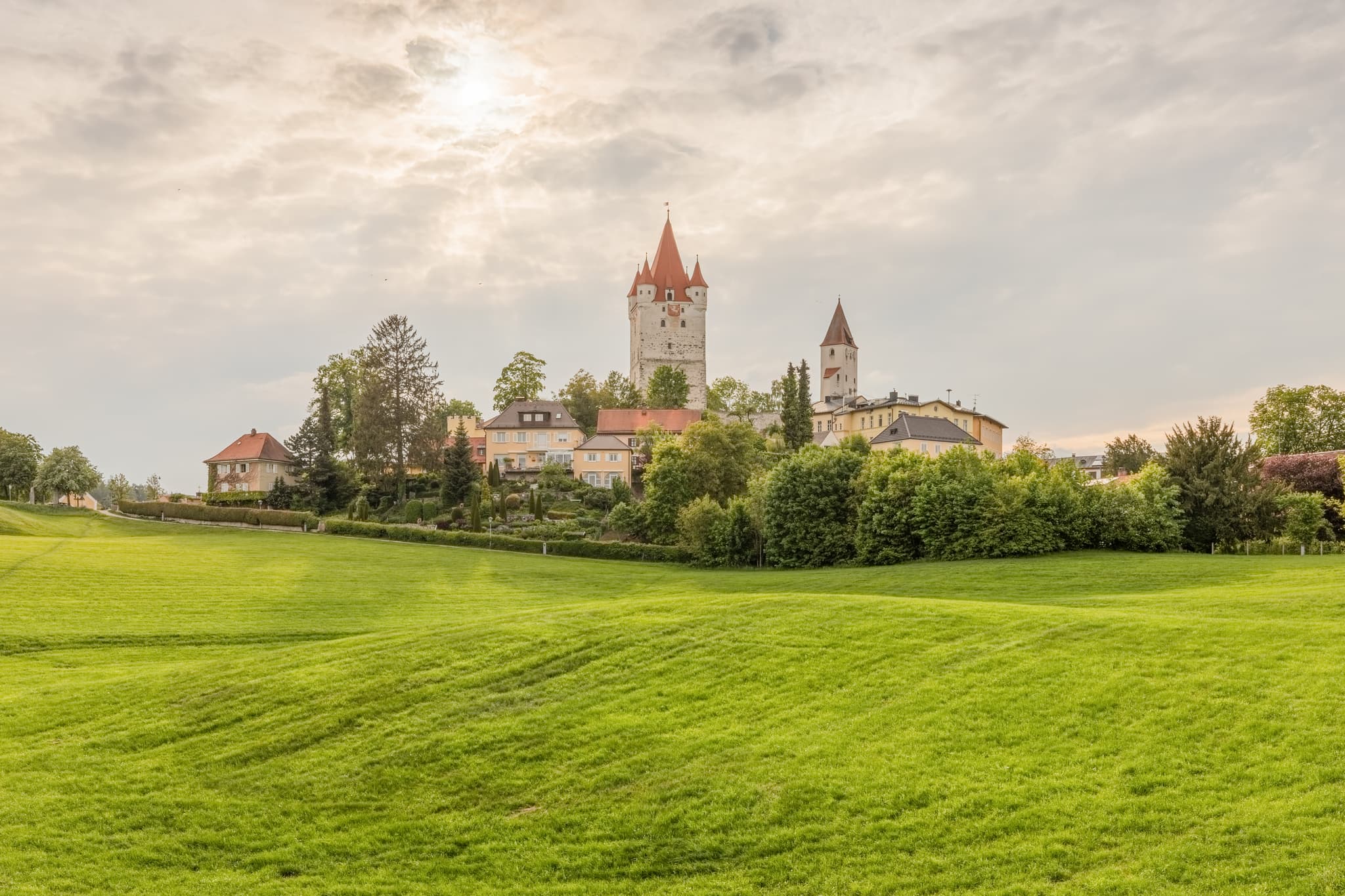 Landschaft mit Schlossturm und Burg in Haag, der Hauptgemeinde im Landkreis Mühldorf am Inn. Gelegen in Oberbayern, der Region Inn-Salzach, Deutschland.