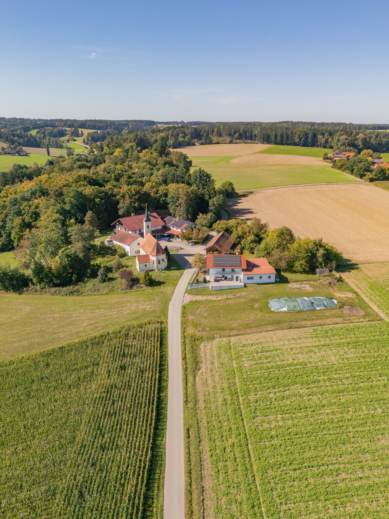 Wallfahrtskirche Mariä Himmelfahrt in Guteneck, Johanniskirchen, Rottal-Inn, Niederbayern, Deutschland. Holzland mit Kirche, Feldern, Wegen und Gebäuden.