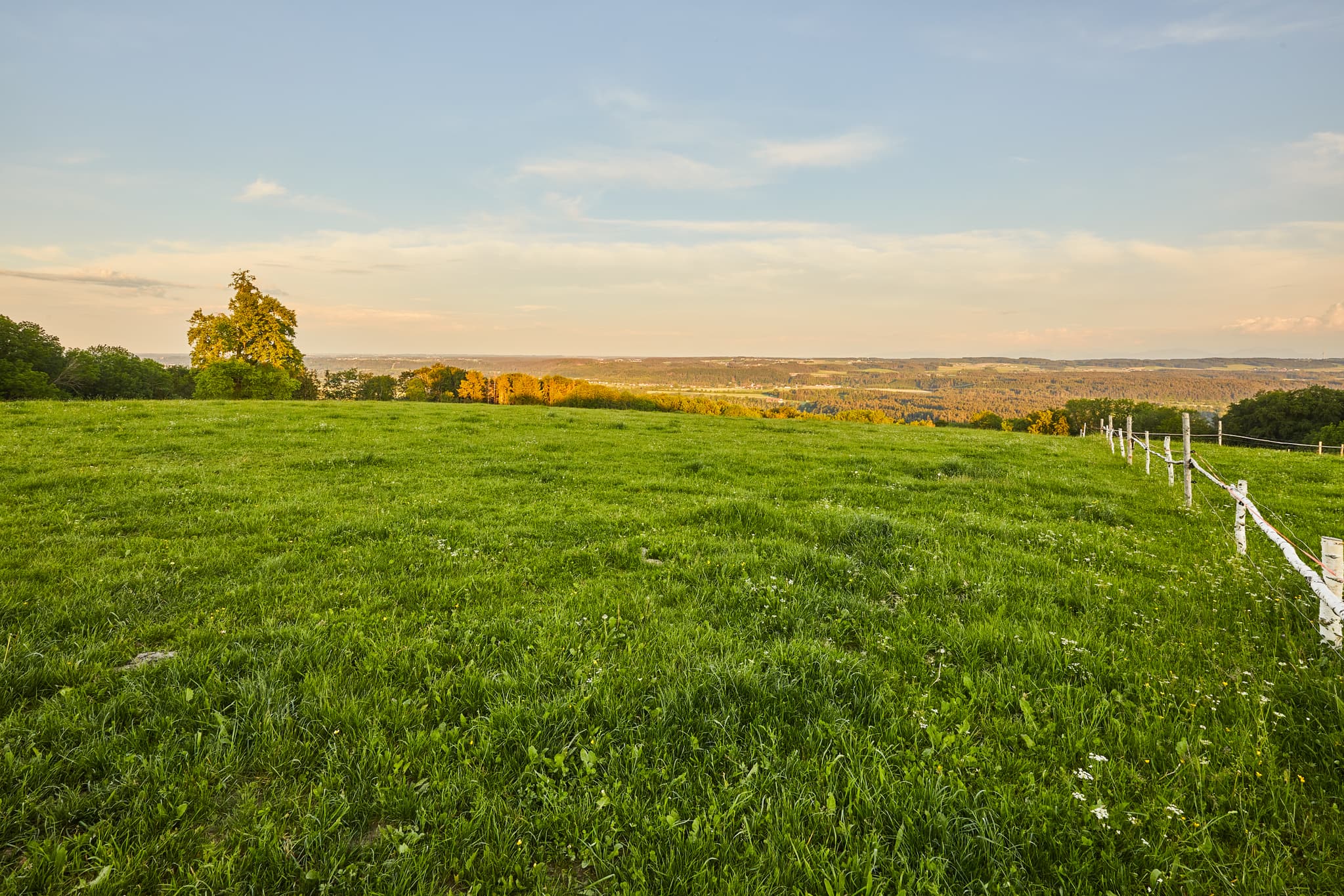Panoramablick von der Winterberg Aussicht bei Gars am Inn in Mühldorf am Inn, Oberbayern. Die weite, grüne Landschaft der Inn-Salzach Region in Deutschland.