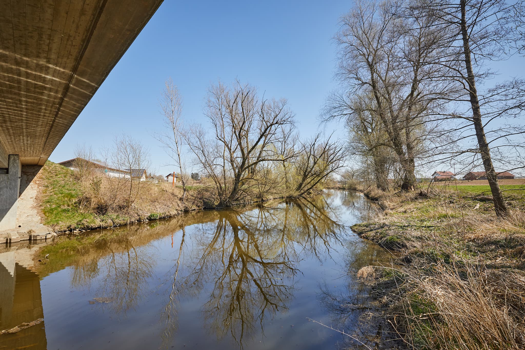 Die Rott Brücke in Unterdietfurt, Rottal-Inn, Niederbayern, Deutschland. Malerische Flusslandschaft im Holzland mit Brücke, Fluss und Bäumen.