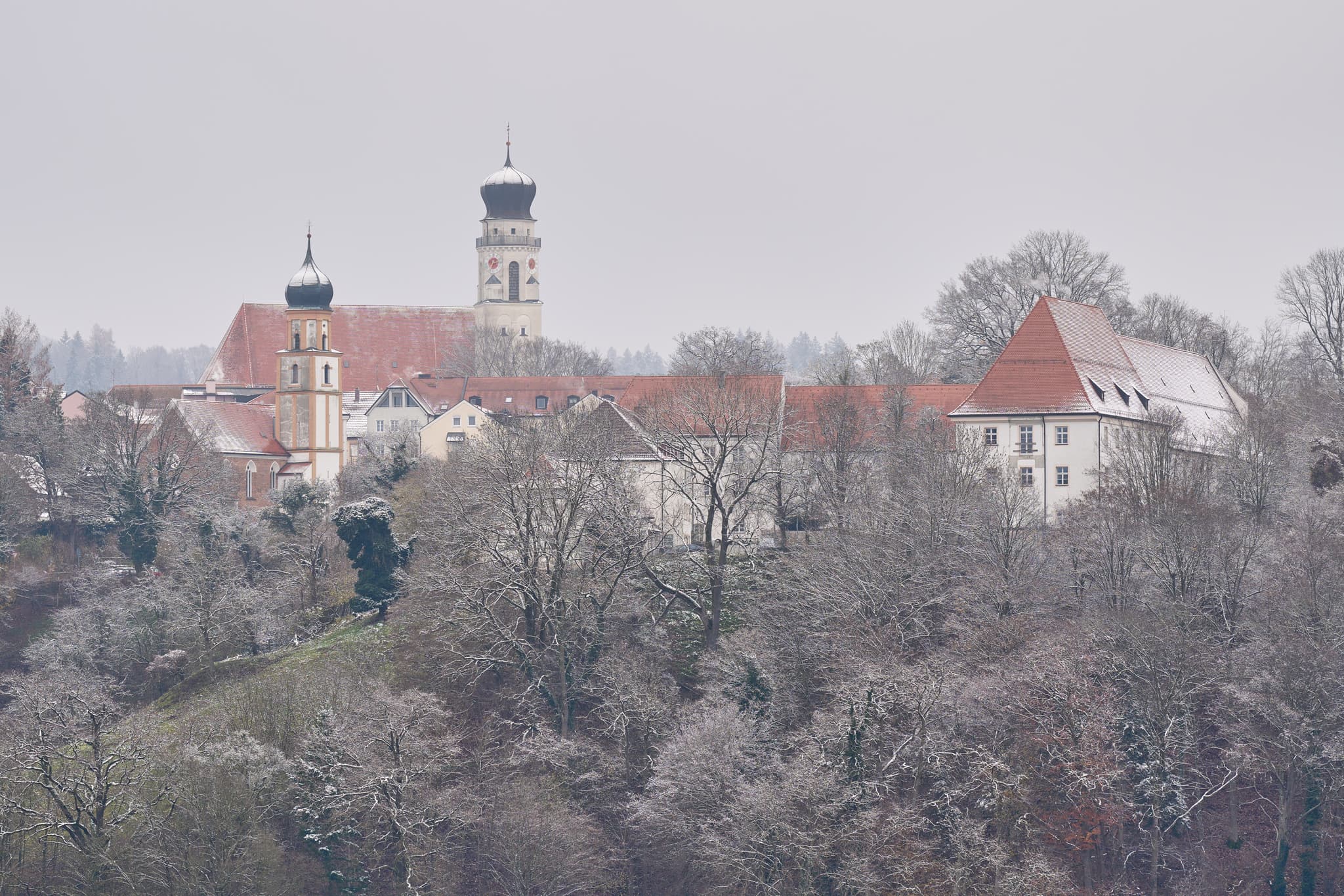 Herbstliche Ansicht der Stadt Leiten in Bad Griesbach, Landkreis Passau, Niederbayern. Idyllische Landschaft im Herzen der Bäderregion Deutschlands.